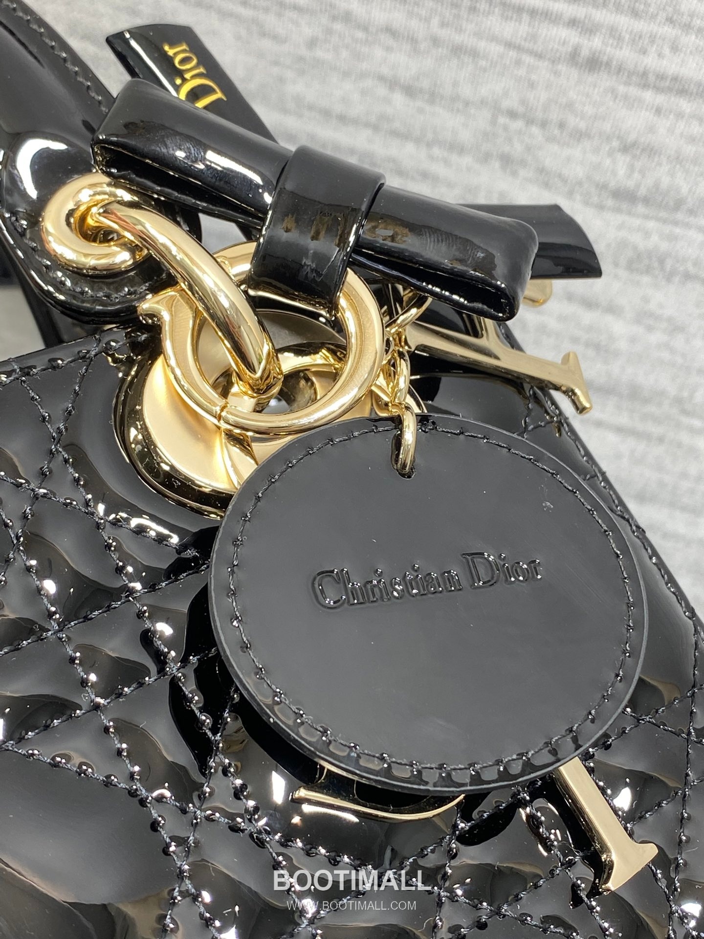 Dior Lady Dior Patent Calfskin Quilted Top Handle Bag with Bow Charm Letter Strap 디올 레이디디올 페이턴트 카프스킨 퀼팅 보우 참 레터 스트랩 탑핸들백 블랙 20cm 5
