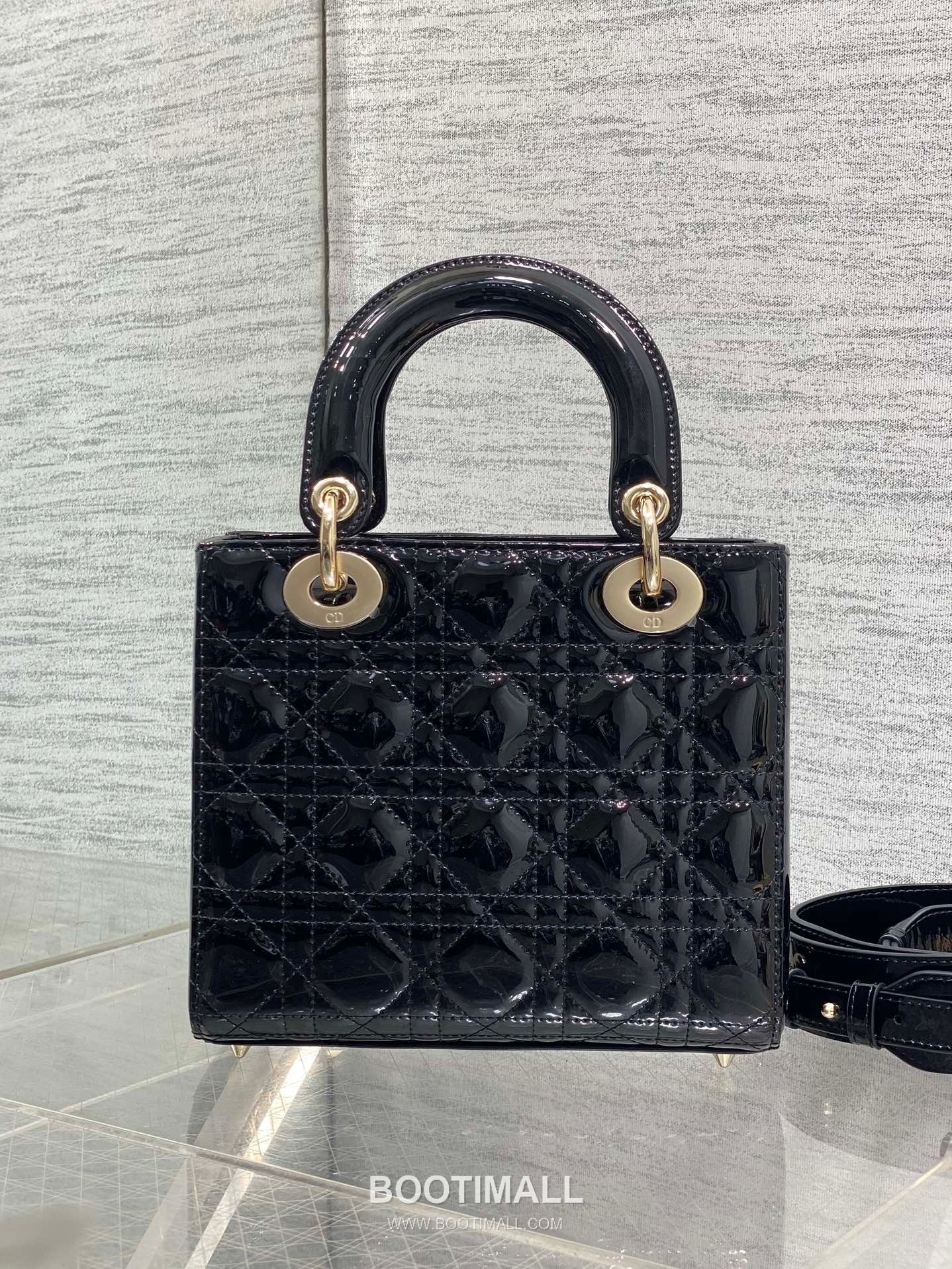 Dior Lady Dior Patent Calfskin Quilted Top Handle Bag with Bow Charm Letter Strap 디올 레이디디올 페이턴트 카프스킨 퀼팅 보우 참 레터 스트랩 탑핸들백 블랙 20cm 6