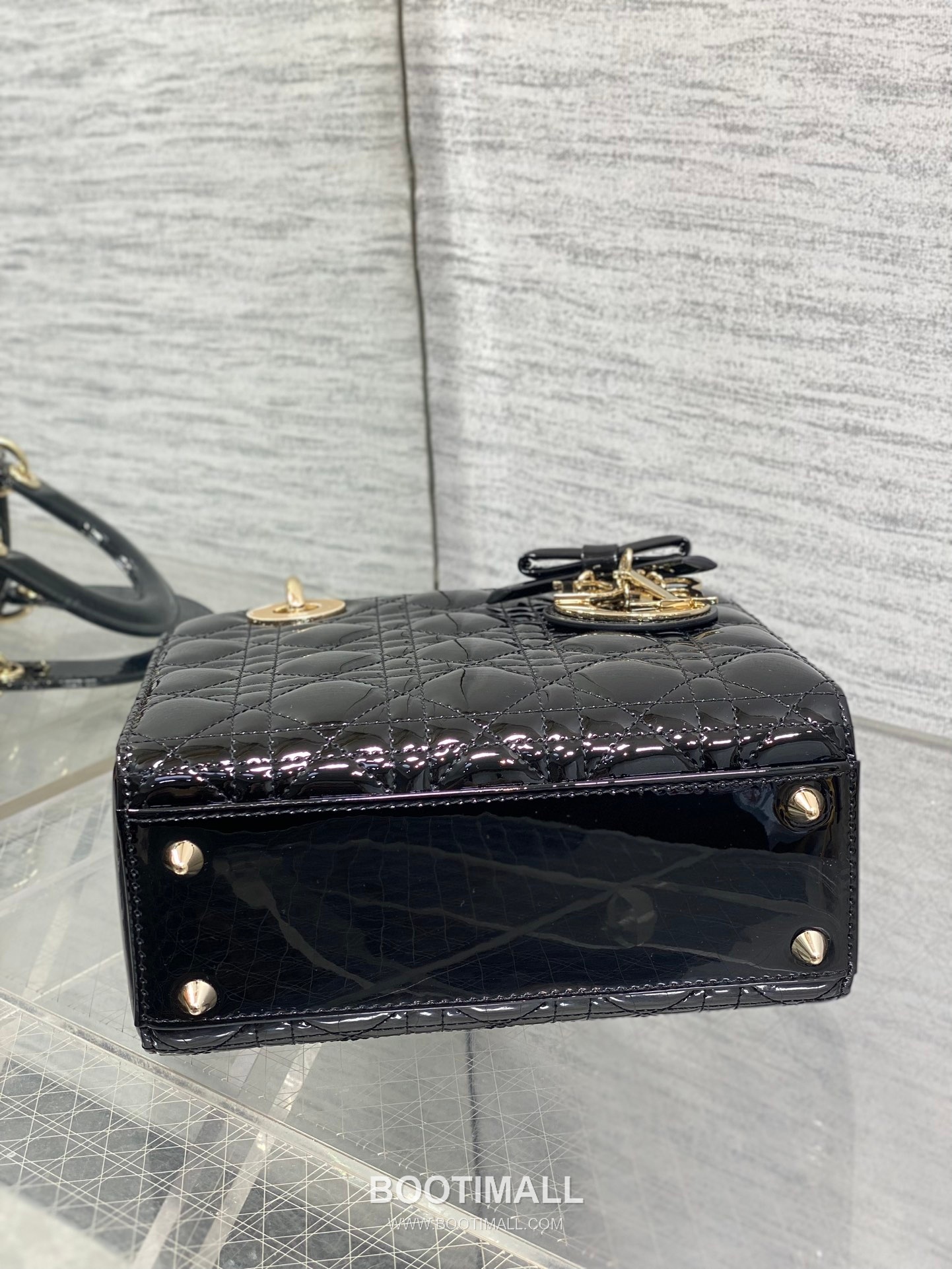 Dior Lady Dior Patent Calfskin Quilted Top Handle Bag with Bow Charm Letter Strap 디올 레이디디올 페이턴트 카프스킨 퀼팅 보우 참 레터 스트랩 탑핸들백 블랙 20cm 8