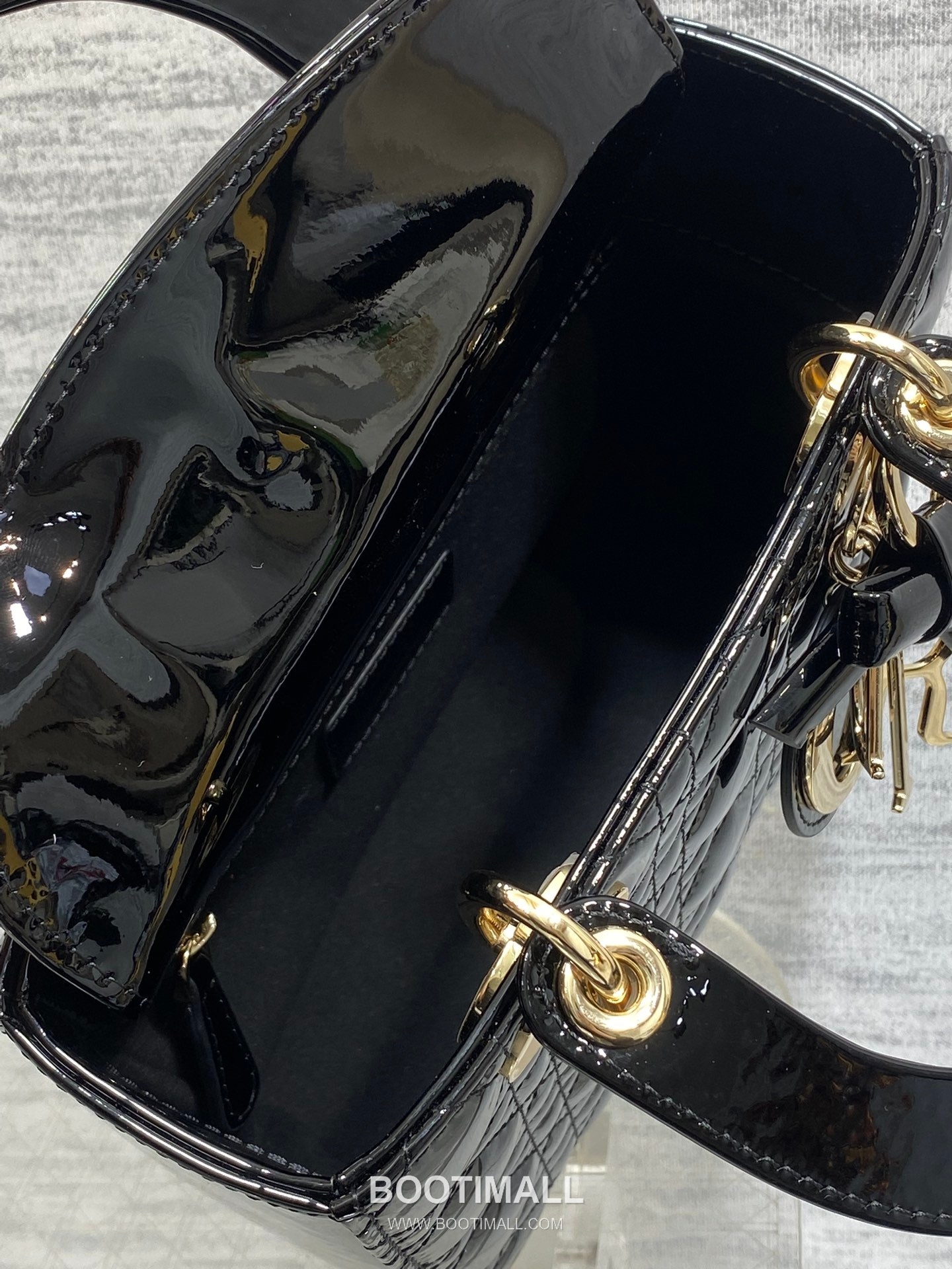 Dior Lady Dior Patent Calfskin Quilted Top Handle Bag with Bow Charm Letter Strap 디올 레이디디올 페이턴트 카프스킨 퀼팅 보우 참 레터 스트랩 탑핸들백 블랙 20cm 9