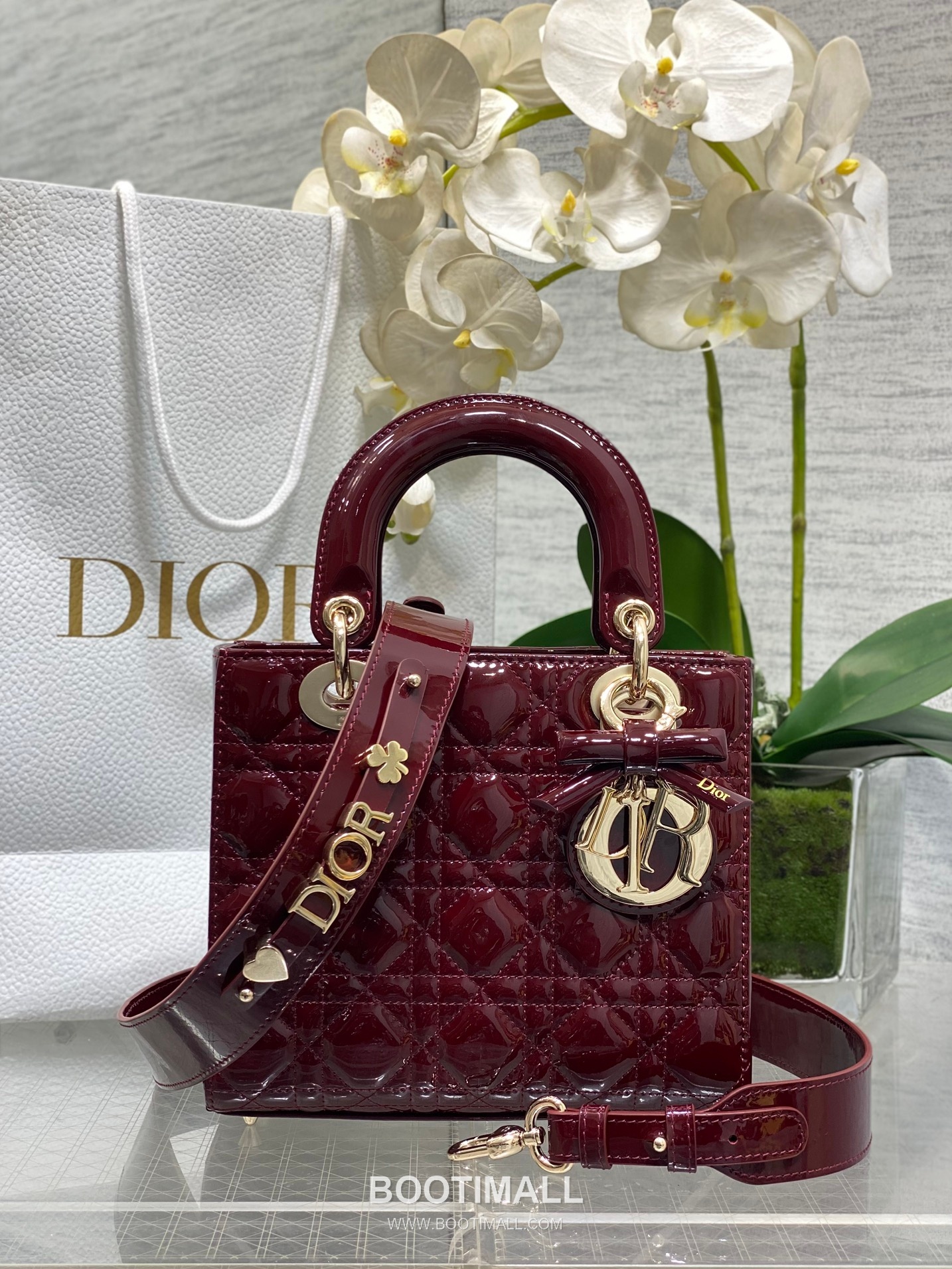 Dior Lady Dior Patent Calfskin Quilted Top Handle Bag with Bow Charm Letter Strap 디올 레이디디올 페이턴트 카프스킨 퀼팅 보우 참 레터 스트랩 탑핸들백 블랙 20cm 1