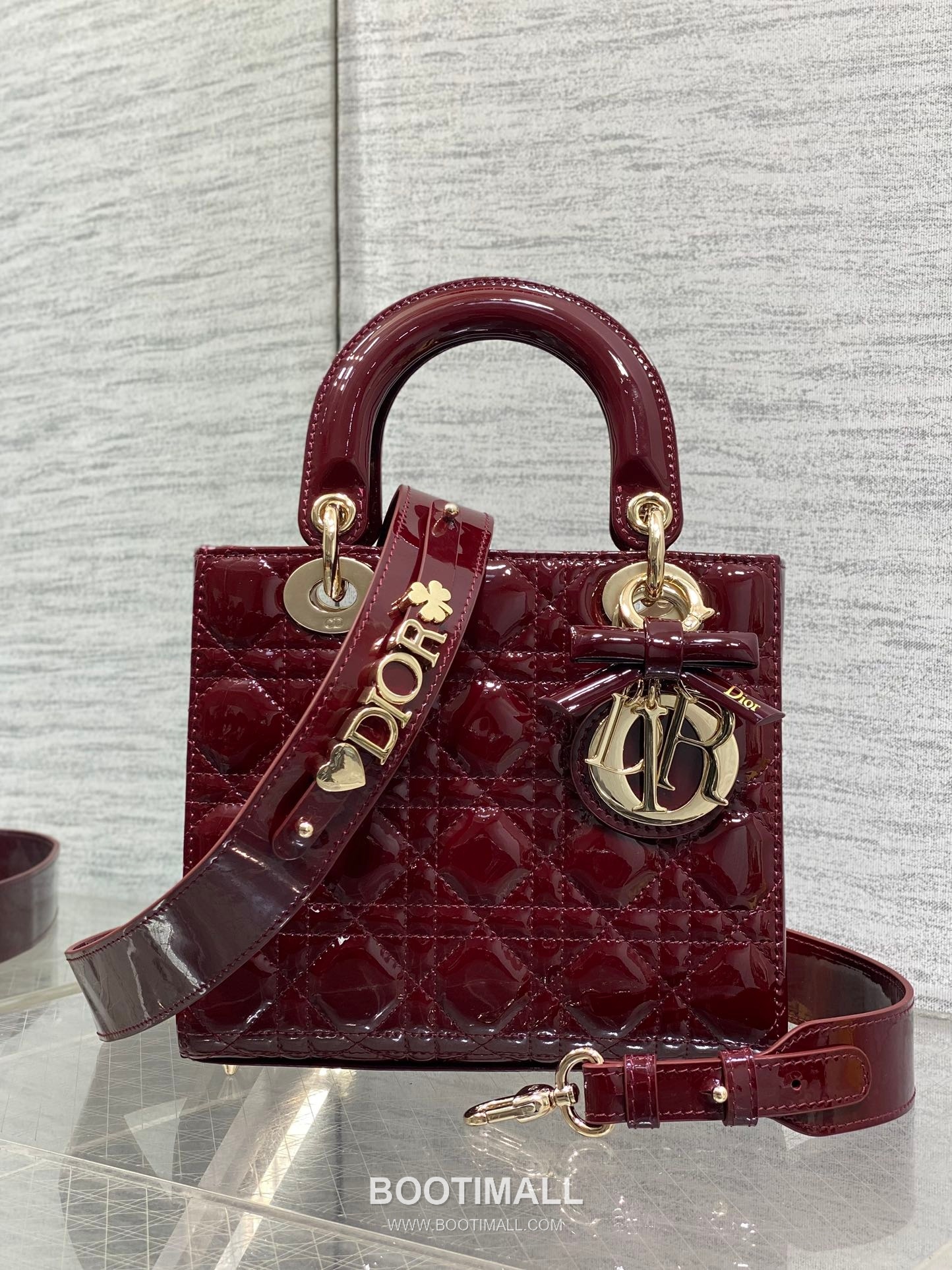 Dior Lady Dior Patent Calfskin Quilted Top Handle Bag with Bow Charm Letter Strap 디올 레이디디올 페이턴트 카프스킨 퀼팅 보우 참 레터 스트랩 탑핸들백 블랙 20cm 2
