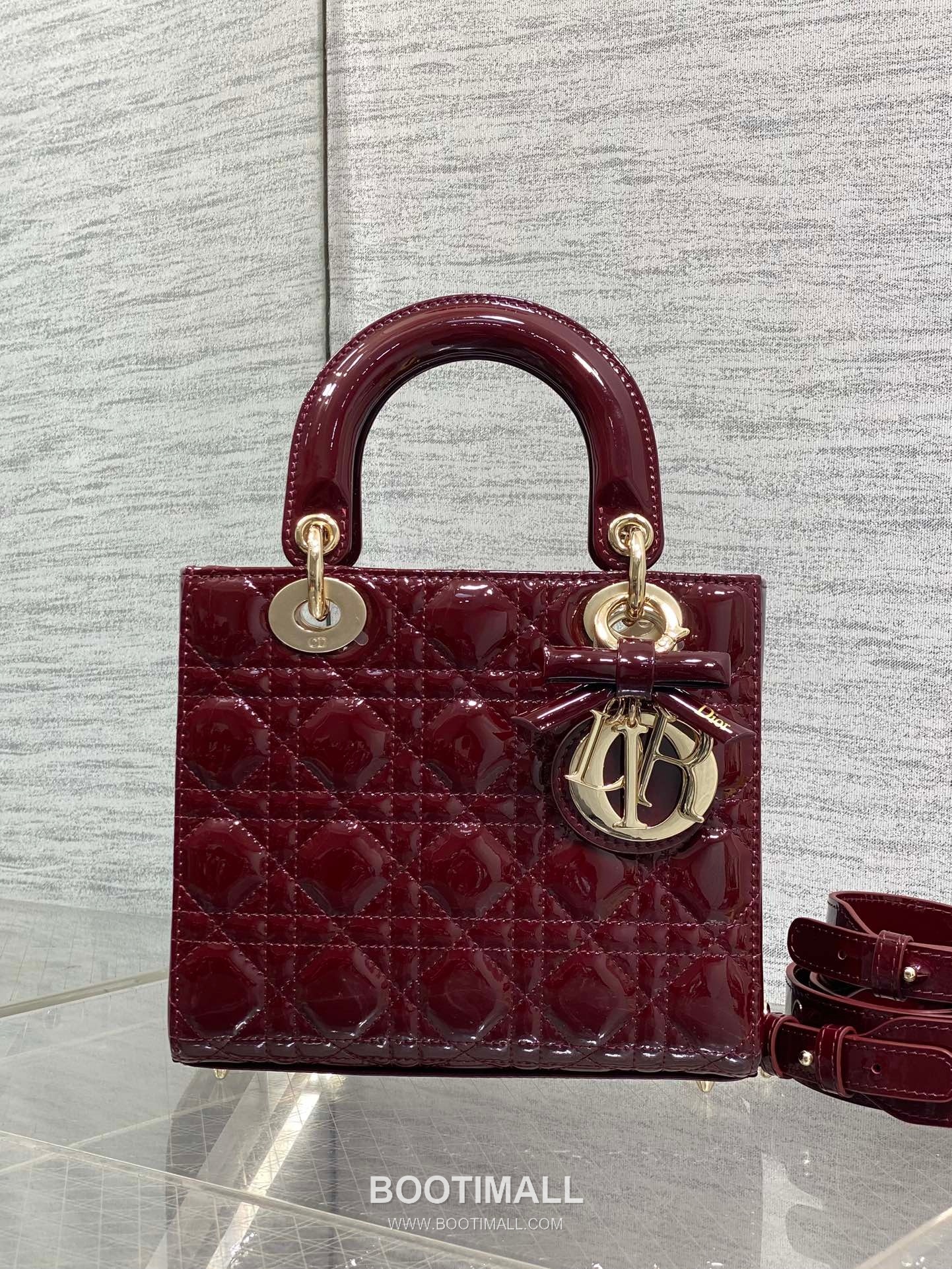 Dior Lady Dior Patent Calfskin Quilted Top Handle Bag with Bow Charm Letter Strap 디올 레이디디올 페이턴트 카프스킨 퀼팅 보우 참 레터 스트랩 탑핸들백 블랙 20cm 3