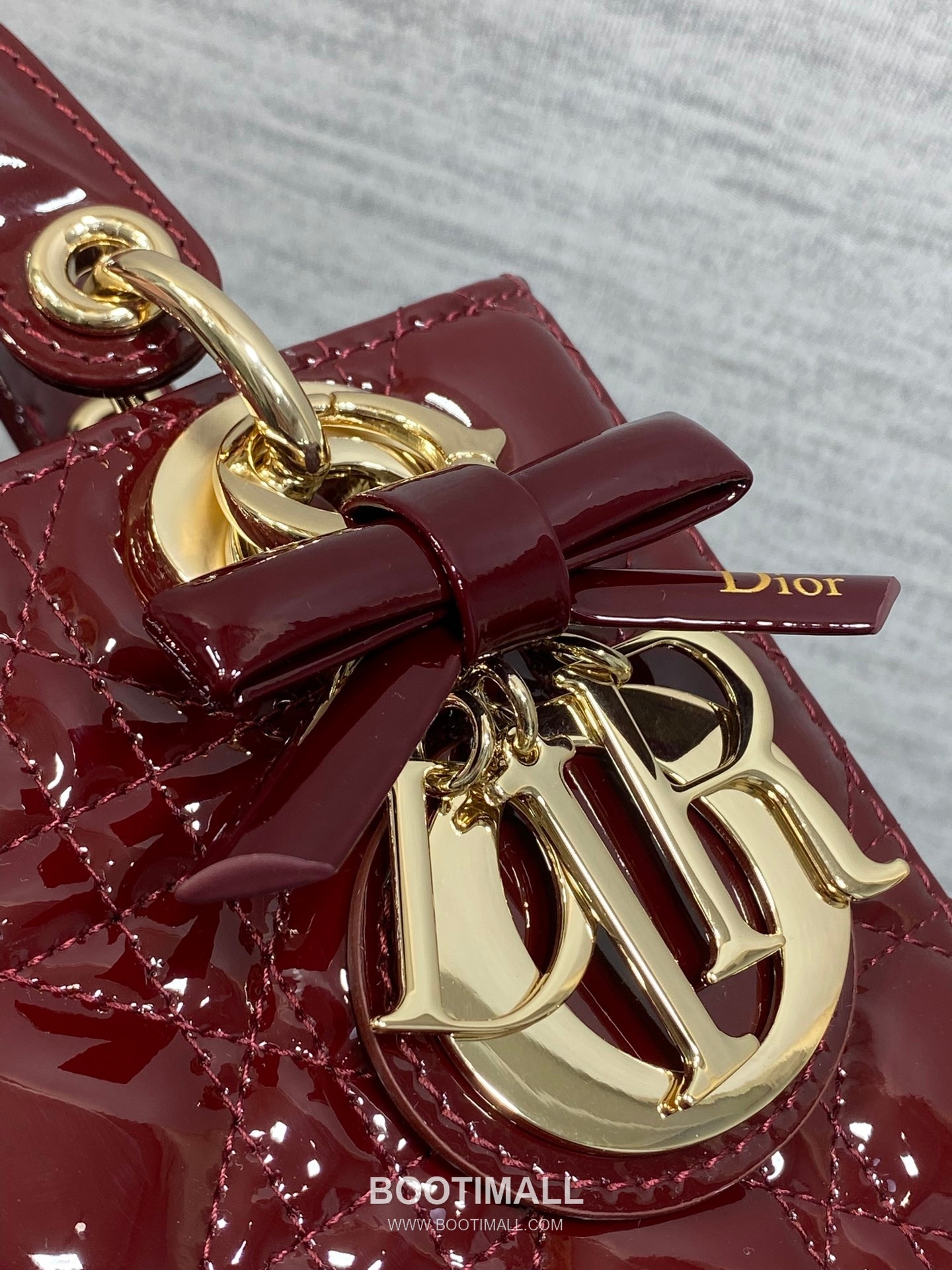 Dior Lady Dior Patent Calfskin Quilted Top Handle Bag with Bow Charm Letter Strap 디올 레이디디올 페이턴트 카프스킨 퀼팅 보우 참 레터 스트랩 탑핸들백 블랙 20cm 4