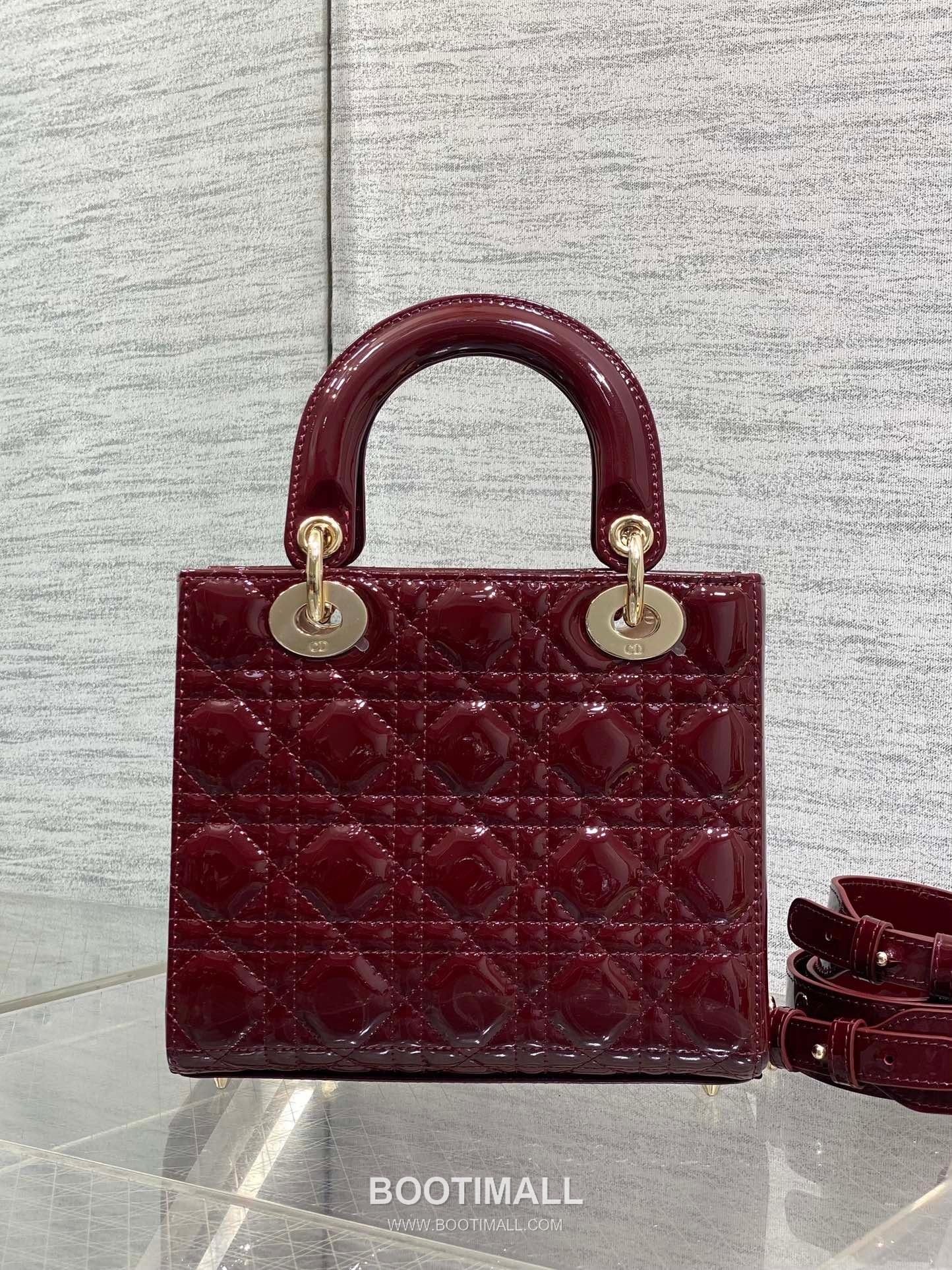 Dior Lady Dior Patent Calfskin Quilted Top Handle Bag with Bow Charm Letter Strap 디올 레이디디올 페이턴트 카프스킨 퀼팅 보우 참 레터 스트랩 탑핸들백 블랙 20cm 6