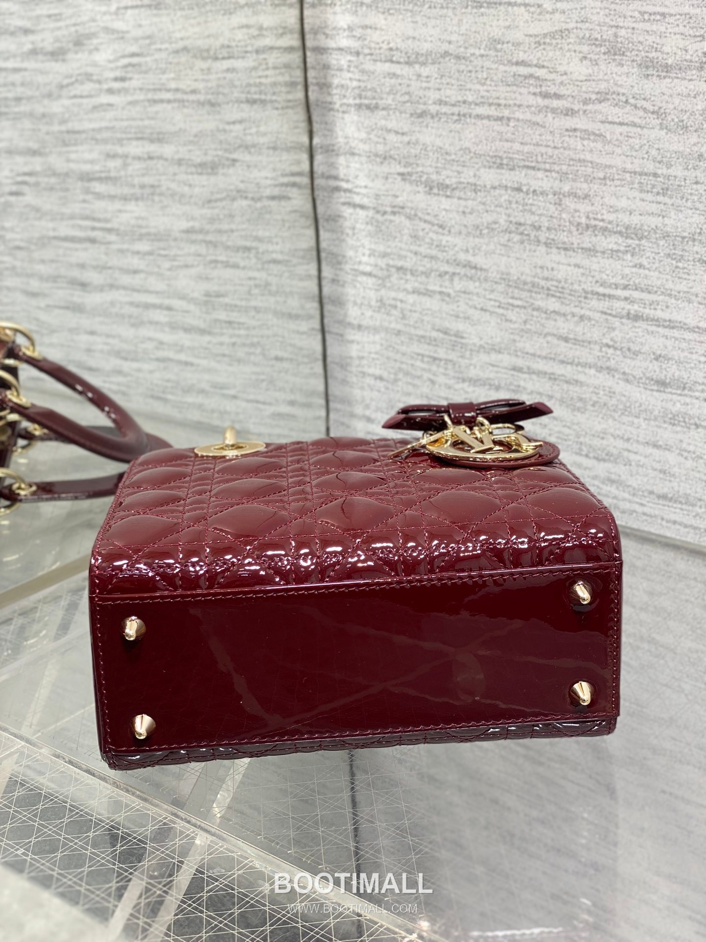 Dior Lady Dior Patent Calfskin Quilted Top Handle Bag with Bow Charm Letter Strap 디올 레이디디올 페이턴트 카프스킨 퀼팅 보우 참 레터 스트랩 탑핸들백 블랙 20cm 8