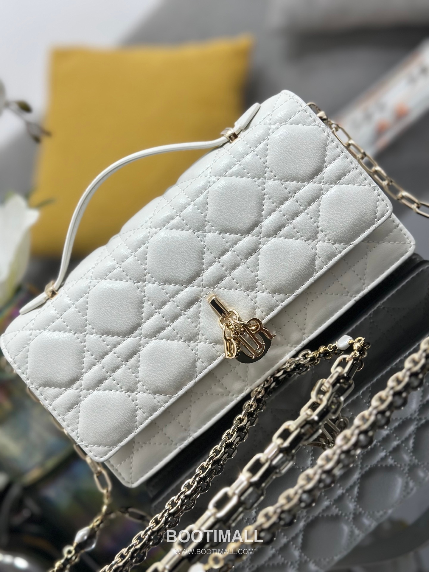 Dior Miss Dior Lambskin Chain Flap Shoulder Bag with Top Handle Charm 디올 미스디올 램스킨 체인 플랩 탑핸들 참 숄더백 블랙 M0997 21cm 6