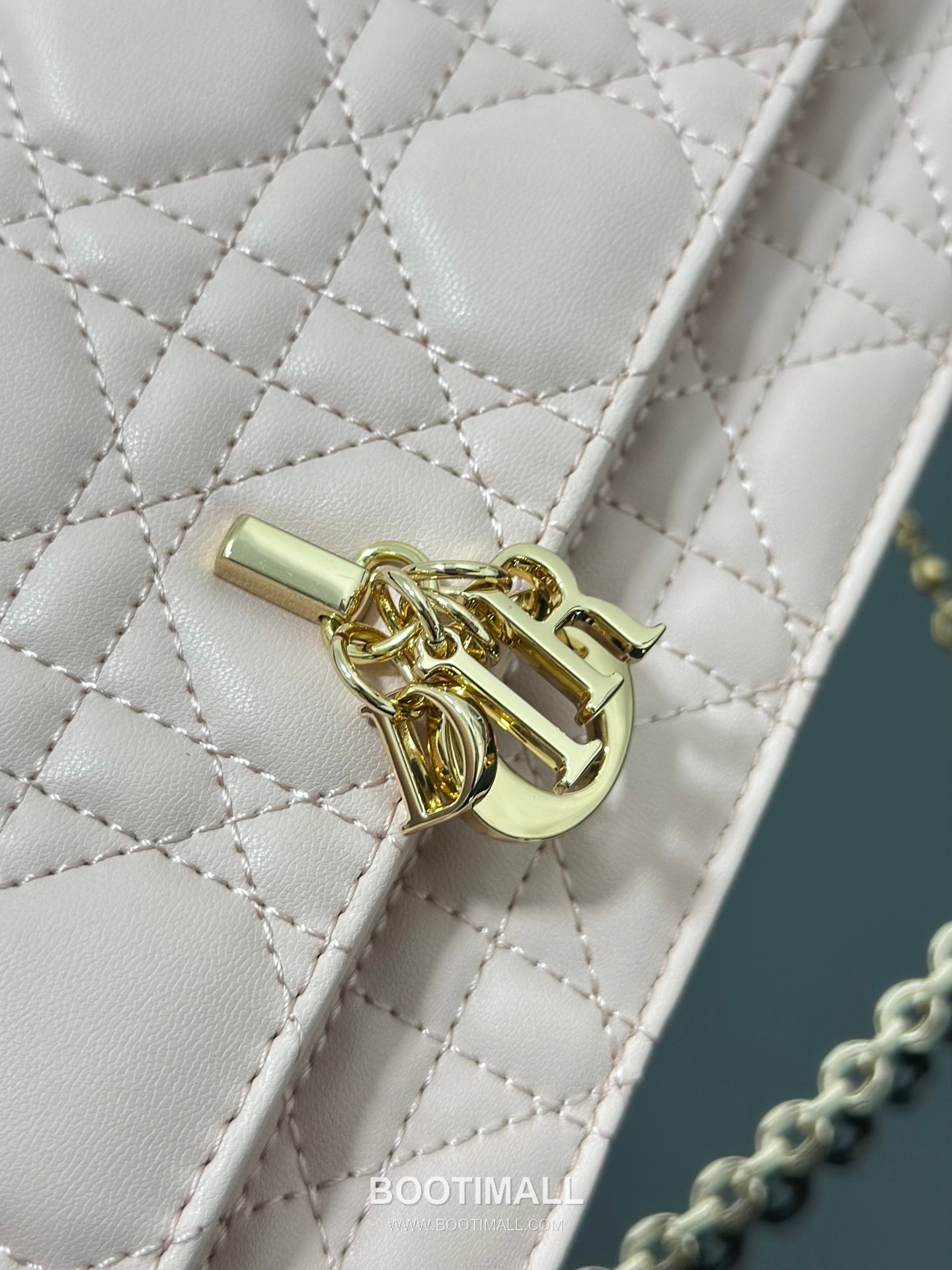 Dior Miss Dior Lambskin Chain Flap Shoulder Bag with Top Handle Charm 디올 미스디올 램스킨 체인 플랩 탑핸들 참 숄더백 블랙 M0997 21cm 6