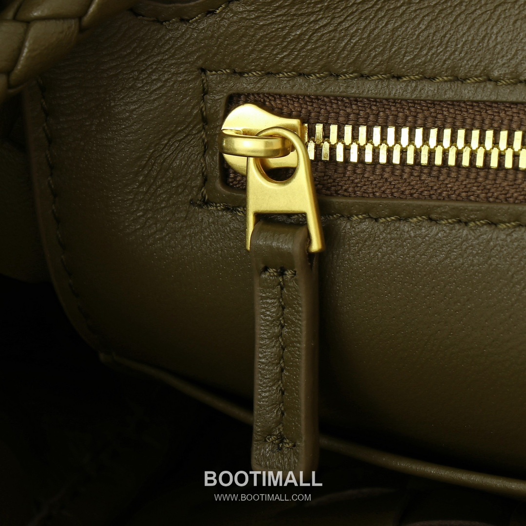 Bottega Veneta Andiamo Lambskin Leather Adjustable Strap Shoulder Bag 보테가베네타 안디아모 램스킨 레더 조절 스트랩 숄더백 32cm 7