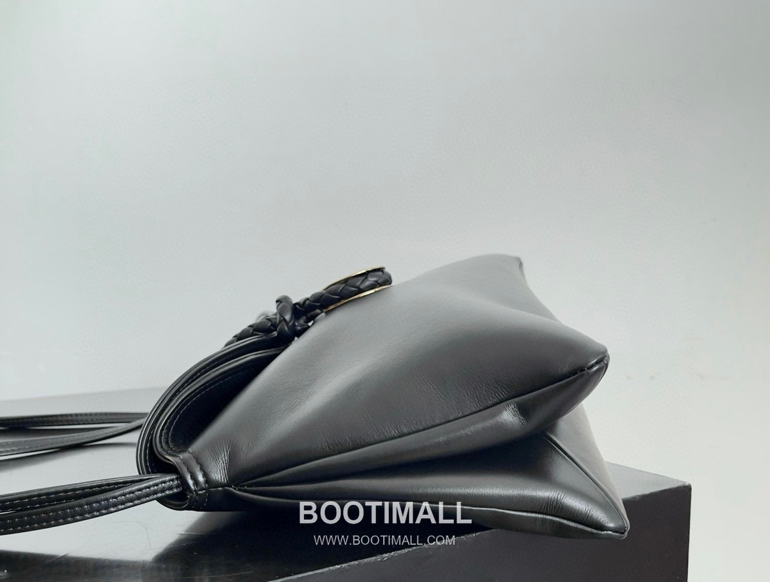 Bottega Veneta Liberta Smooth Calfskin Leather Logo Shoulder Bag 보테가베네타 리베르타 스무스 카프스킨 레더 로고 숄더백 30cm 2