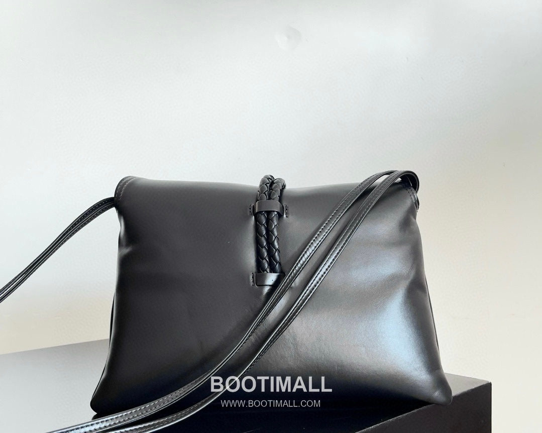 Bottega Veneta Liberta Smooth Calfskin Leather Logo Shoulder Bag 보테가베네타 리베르타 스무스 카프스킨 레더 로고 숄더백 30cm 3