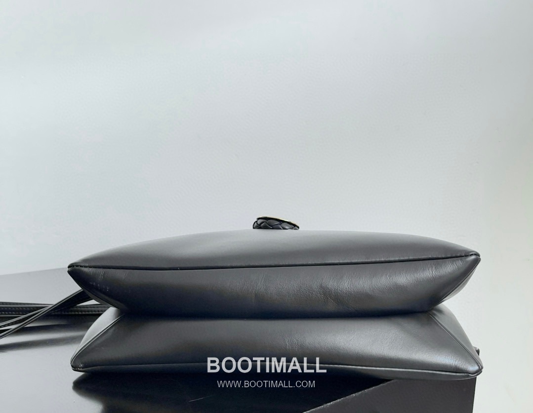 Bottega Veneta Liberta Smooth Calfskin Leather Logo Shoulder Bag 보테가베네타 리베르타 스무스 카프스킨 레더 로고 숄더백 30cm 4