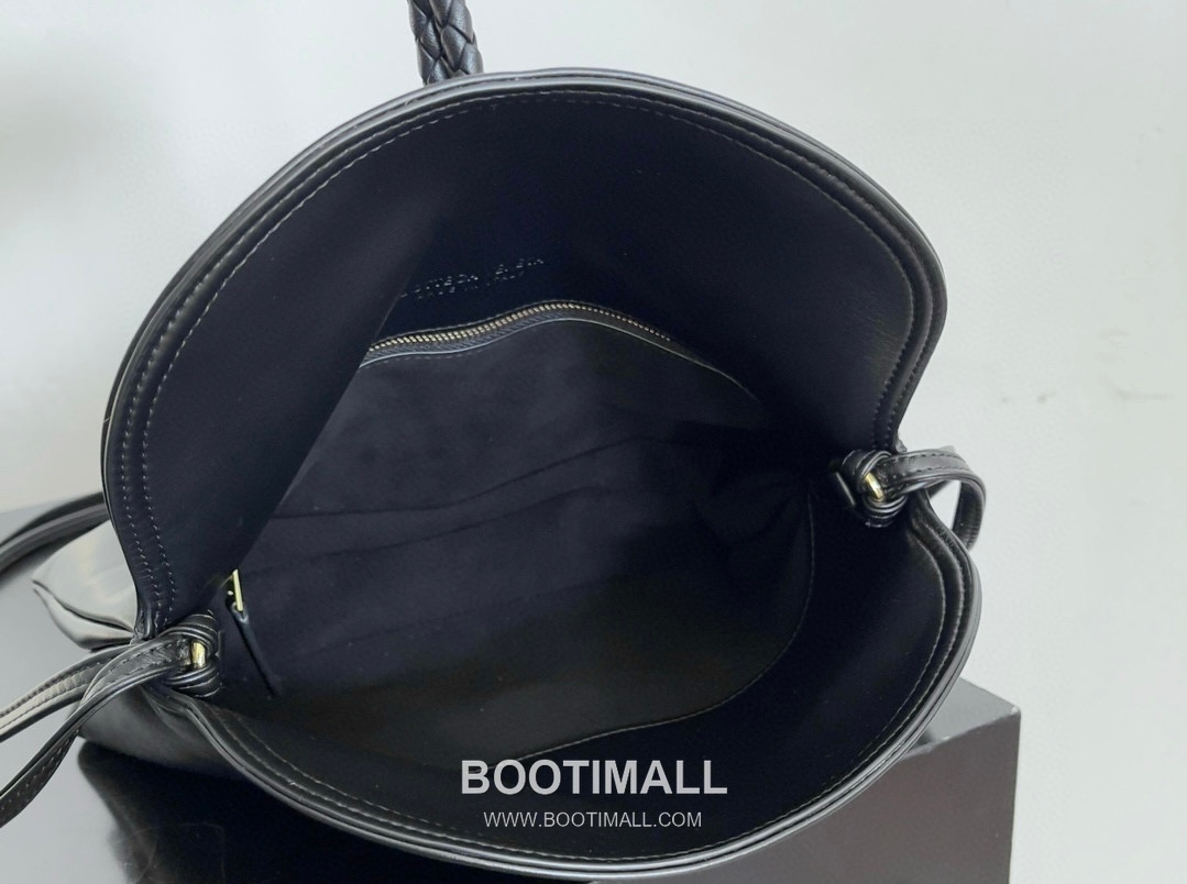 Bottega Veneta Liberta Smooth Calfskin Leather Logo Shoulder Bag 보테가베네타 리베르타 스무스 카프스킨 레더 로고 숄더백 30cm 8