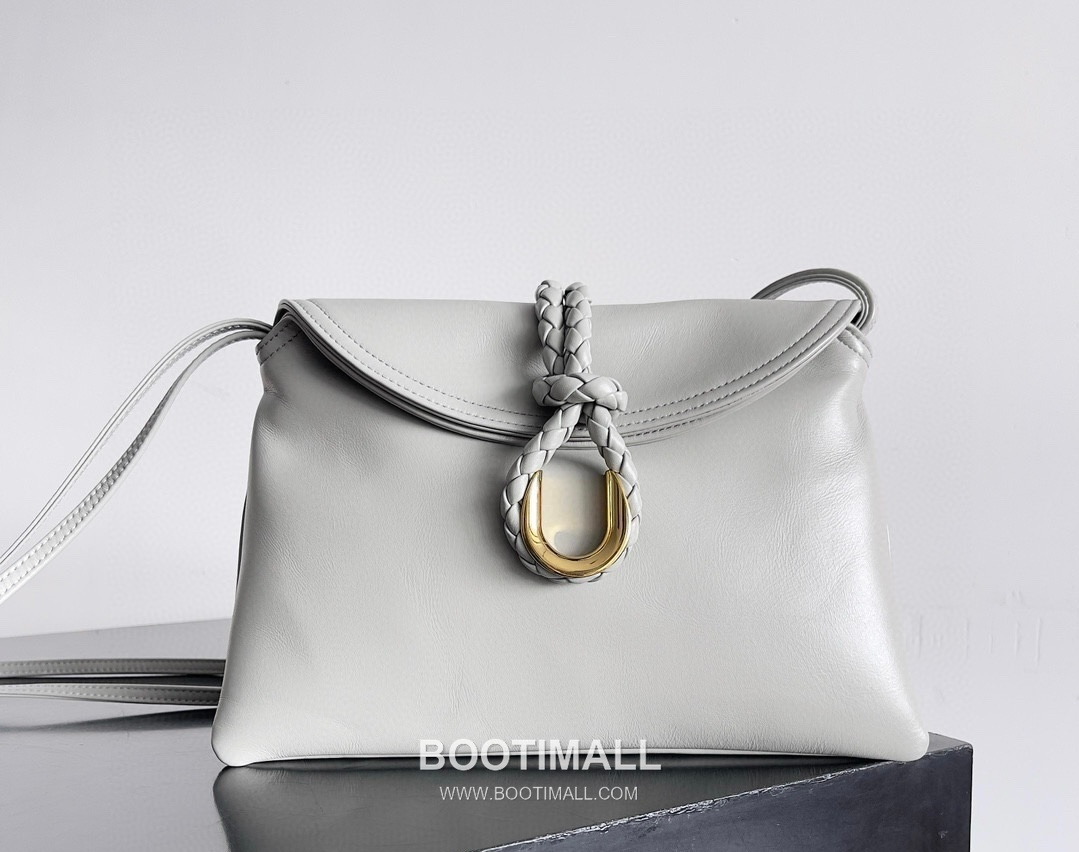 Bottega Veneta Liberta Smooth Calfskin Leather Logo Shoulder Bag 보테가베네타 리베르타 스무스 카프스킨 레더 로고 숄더백 30cm 1