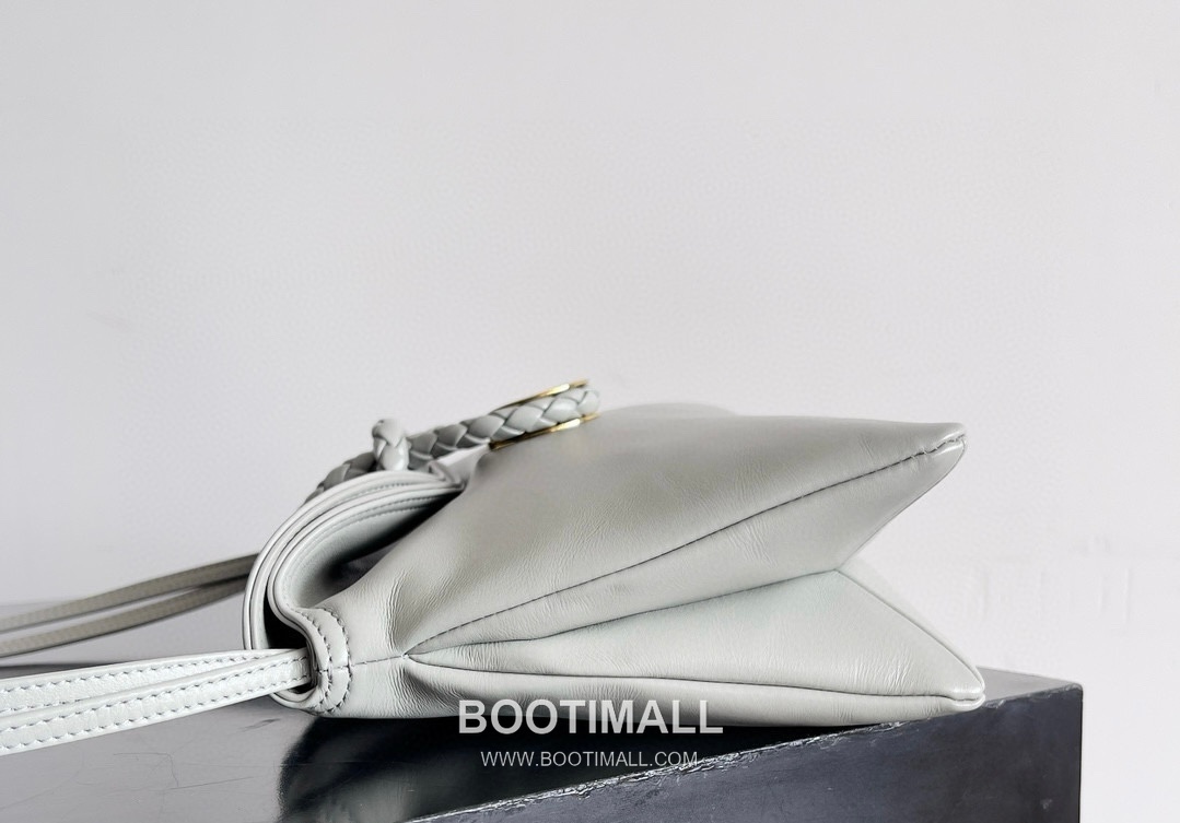 Bottega Veneta Liberta Smooth Calfskin Leather Logo Shoulder Bag 보테가베네타 리베르타 스무스 카프스킨 레더 로고 숄더백 30cm 2