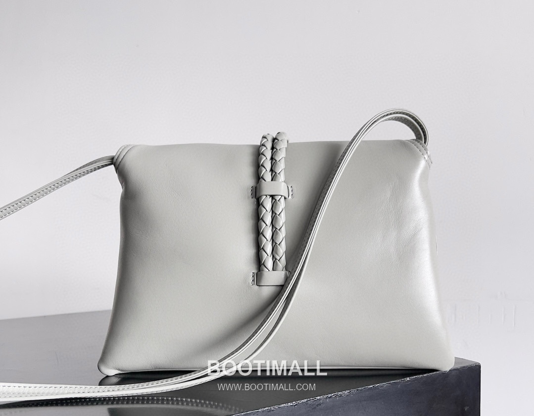 Bottega Veneta Liberta Smooth Calfskin Leather Logo Shoulder Bag 보테가베네타 리베르타 스무스 카프스킨 레더 로고 숄더백 30cm 3