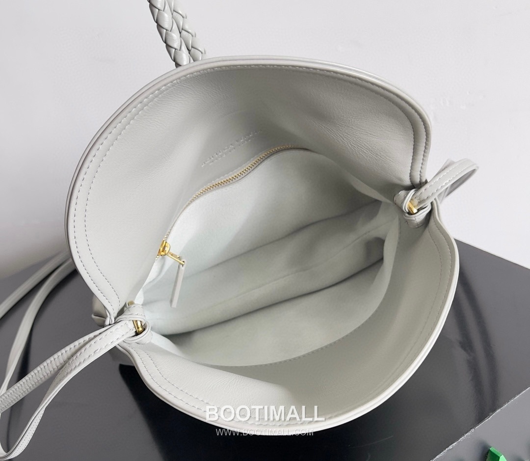 Bottega Veneta Liberta Smooth Calfskin Leather Logo Shoulder Bag 보테가베네타 리베르타 스무스 카프스킨 레더 로고 숄더백 30cm 8