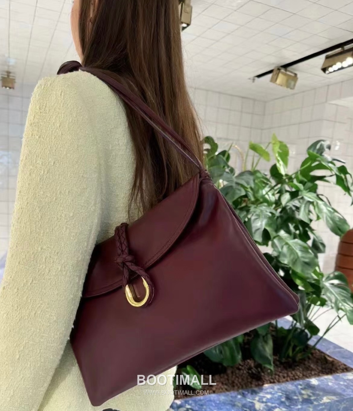 Bottega Veneta Liberta Smooth Calfskin Leather Logo Shoulder Bag 보테가베네타 리베르타 스무스 카프스킨 레더 로고 숄더백 30cm 1