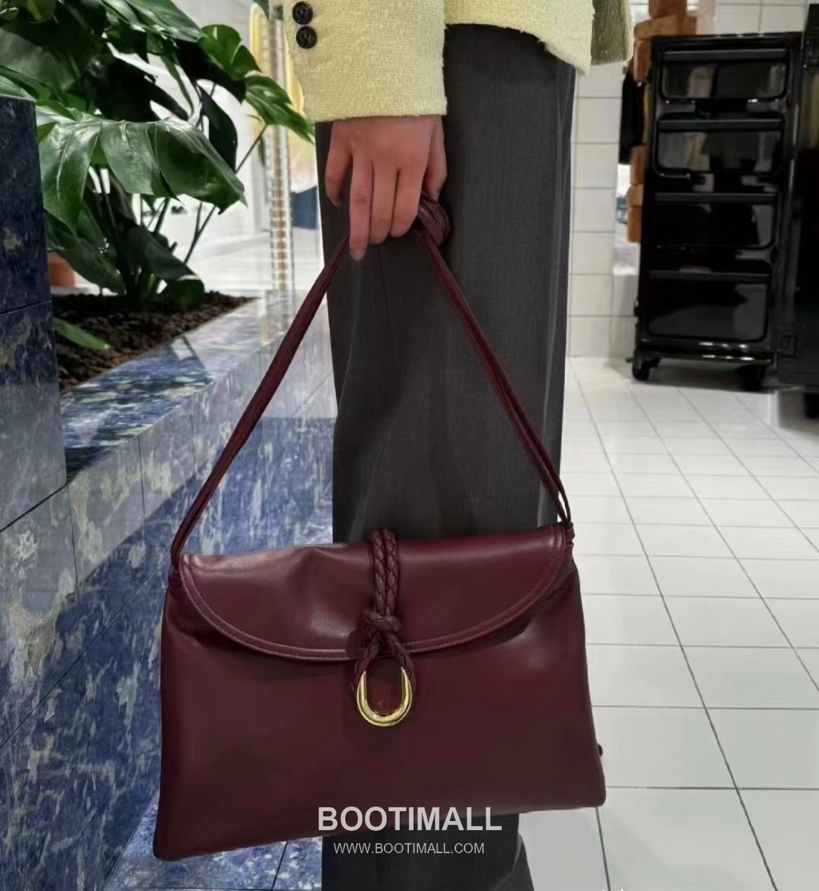 Bottega Veneta Liberta Smooth Calfskin Leather Logo Shoulder Bag 보테가베네타 리베르타 스무스 카프스킨 레더 로고 숄더백 30cm 2