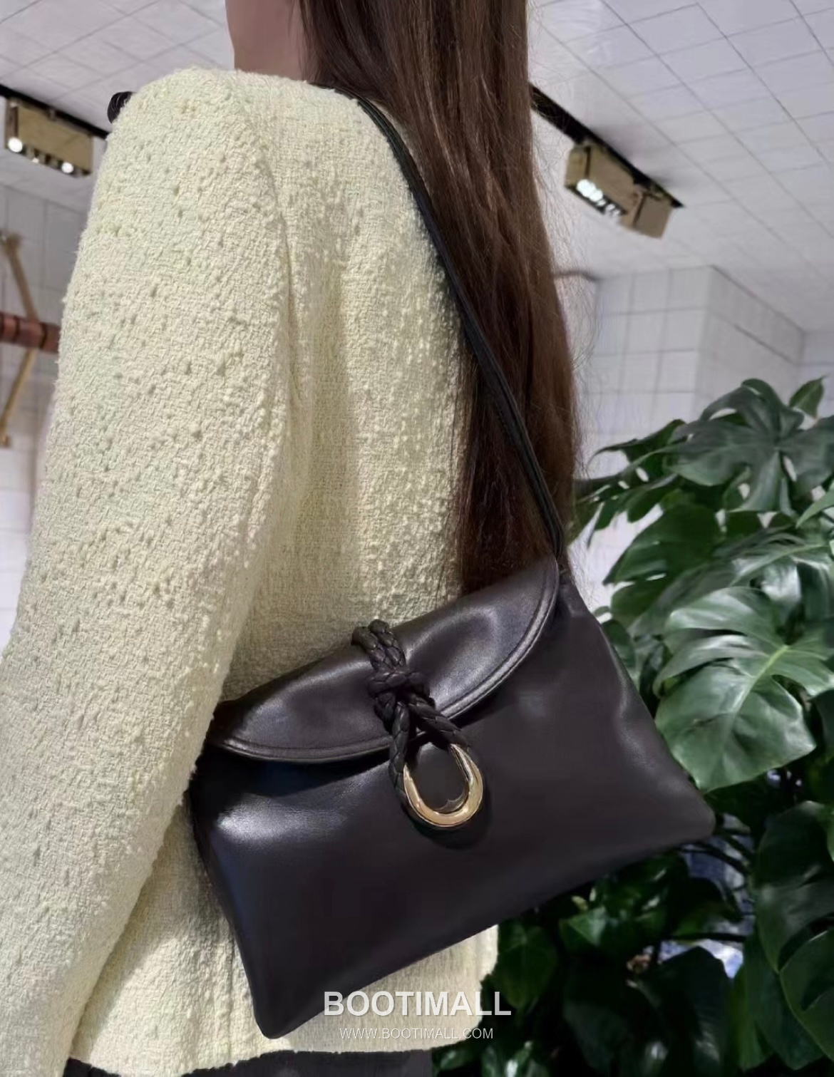 Bottega Veneta Liberta Smooth Calfskin Leather Logo Shoulder Bag 보테가베네타 리베르타 스무스 카프스킨 레더 로고 숄더백 30cm 9