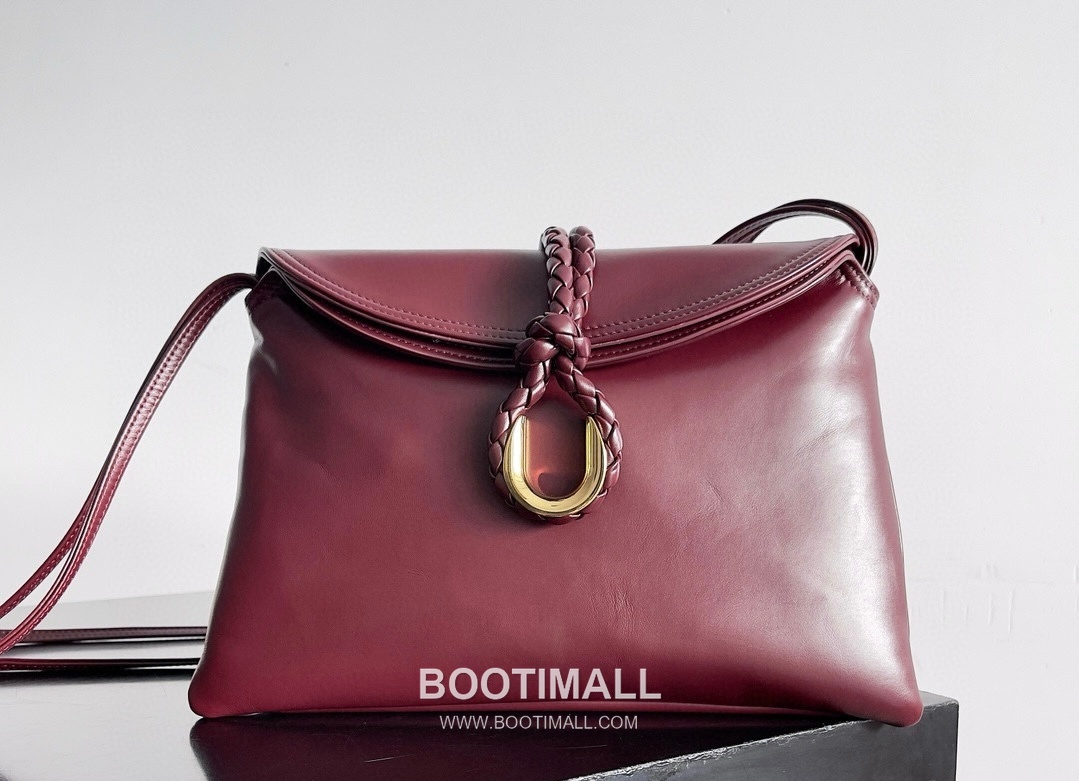 Bottega Veneta Liberta Smooth Calfskin Leather Logo Shoulder Bag 보테가베네타 리베르타 스무스 카프스킨 레더 로고 숄더백 30cm 10