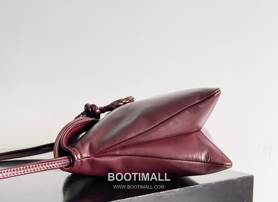 Bottega Veneta Liberta Smooth Calfskin Leather Logo Shoulder Bag 보테가베네타 리베르타 스무스 카프스킨 레더 로고 숄더백 30cm 11