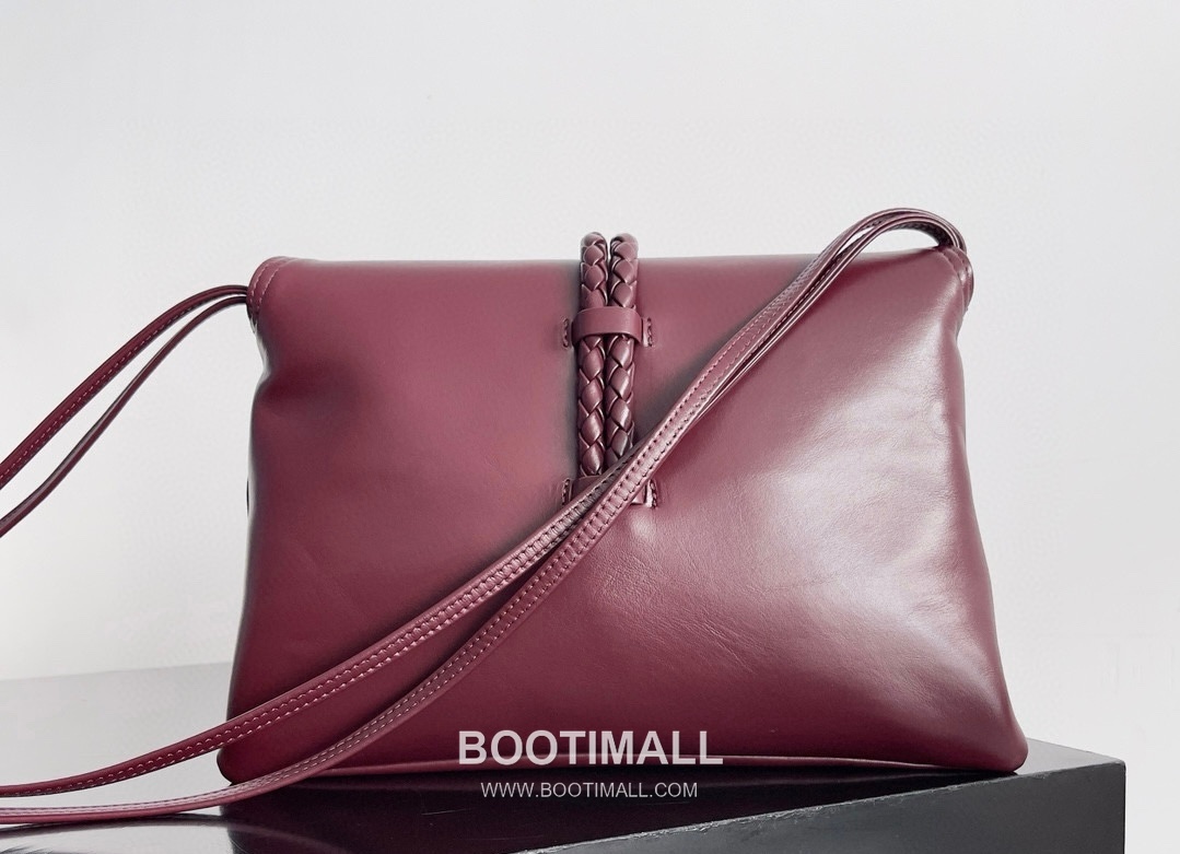 Bottega Veneta Liberta Smooth Calfskin Leather Logo Shoulder Bag 보테가베네타 리베르타 스무스 카프스킨 레더 로고 숄더백 30cm 12