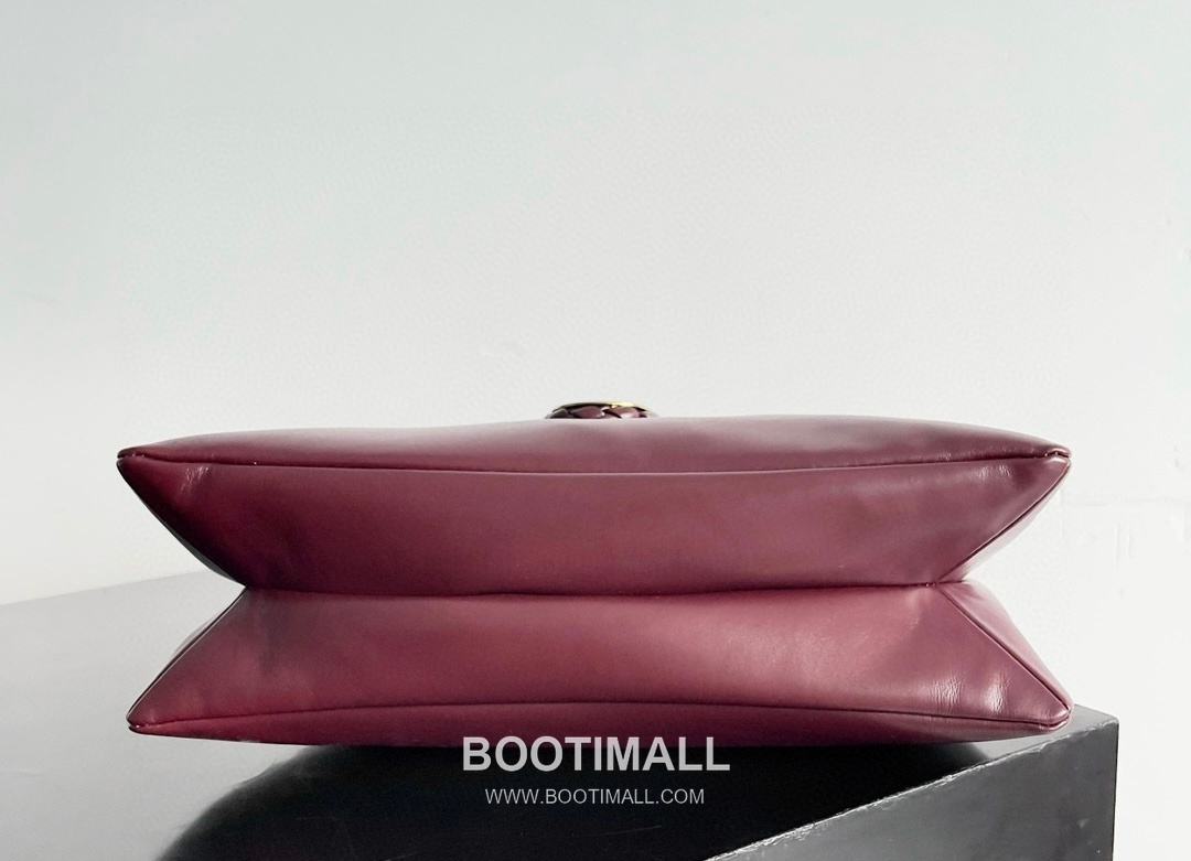 Bottega Veneta Liberta Smooth Calfskin Leather Logo Shoulder Bag 보테가베네타 리베르타 스무스 카프스킨 레더 로고 숄더백 30cm 13