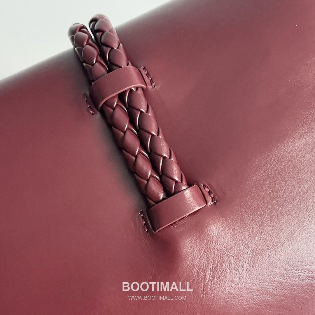 Bottega Veneta Liberta Smooth Calfskin Leather Logo Shoulder Bag 보테가베네타 리베르타 스무스 카프스킨 레더 로고 숄더백 30cm 15