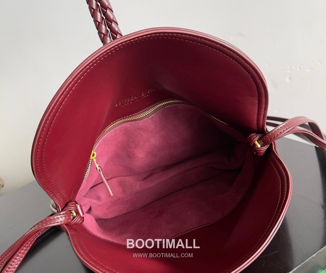 Bottega Veneta Liberta Smooth Calfskin Leather Logo Shoulder Bag 보테가베네타 리베르타 스무스 카프스킨 레더 로고 숄더백 30cm 17