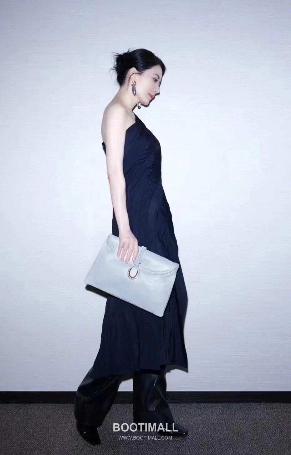 Bottega Veneta Liberta Smooth Calfskin Leather Logo Shoulder Bag 보테가베네타 리베르타 스무스 카프스킨 레더 로고 숄더백 30cm 3