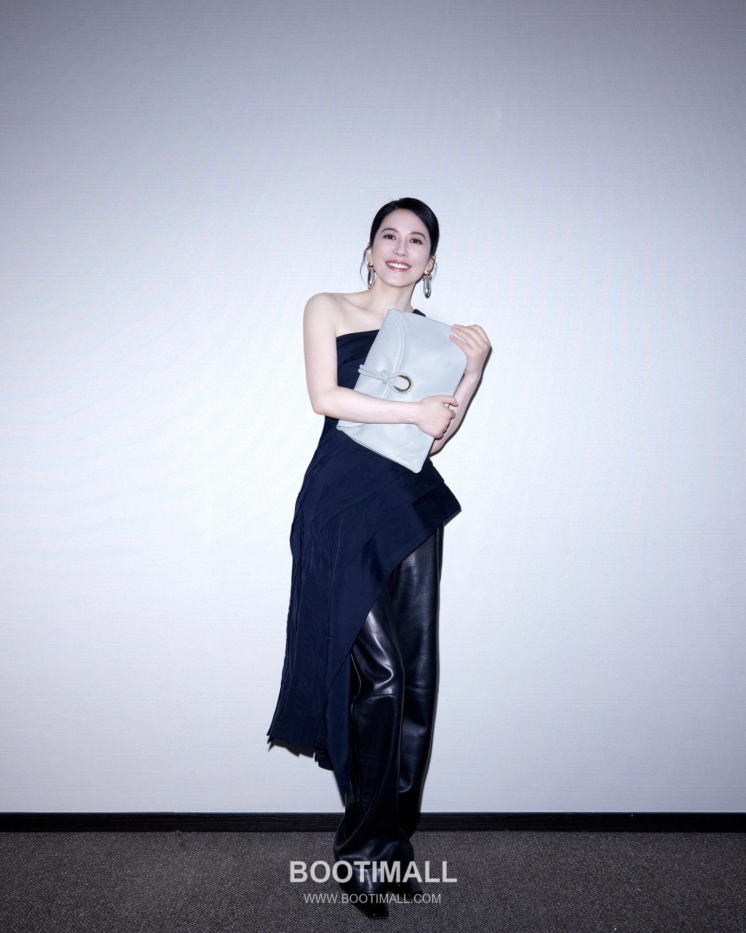 Bottega Veneta Liberta Smooth Calfskin Leather Logo Shoulder Bag 보테가베네타 리베르타 스무스 카프스킨 레더 로고 숄더백 30cm 4