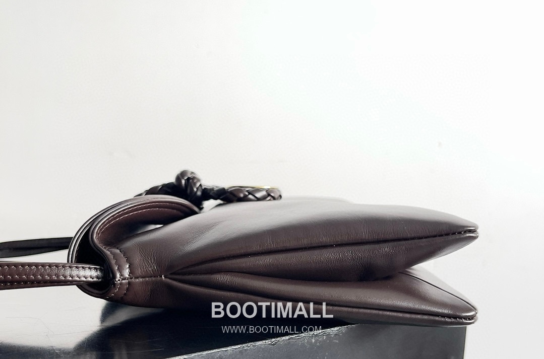 Bottega Veneta Liberta Smooth Calfskin Leather Logo Shoulder Bag 보테가베네타 리베르타 스무스 카프스킨 레더 로고 숄더백 30cm 11