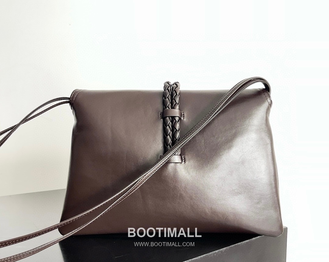 Bottega Veneta Liberta Smooth Calfskin Leather Logo Shoulder Bag 보테가베네타 리베르타 스무스 카프스킨 레더 로고 숄더백 30cm 12
