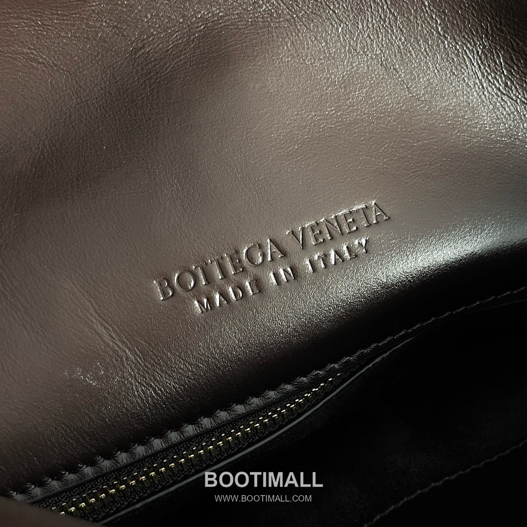 Bottega Veneta Liberta Smooth Calfskin Leather Logo Shoulder Bag 보테가베네타 리베르타 스무스 카프스킨 레더 로고 숄더백 30cm 16