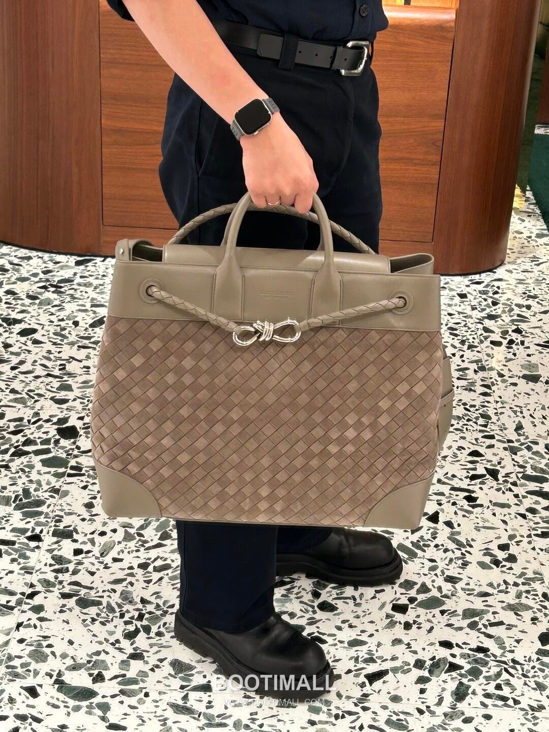 Bottega Veneta Andiamo Voyager Intrecciato Calfskin Leather Black Travel Tote Bag 보테가베네타 안디아모 보이저 인트레치아토 카프스킨 레더 블랙 트래블 토트백 20238019 43cm 1
