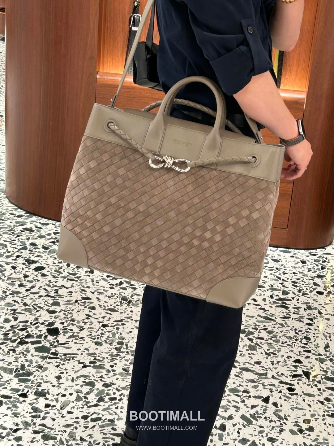 Bottega Veneta Andiamo Voyager Intrecciato Calfskin Leather Black Travel Tote Bag 보테가베네타 안디아모 보이저 인트레치아토 카프스킨 레더 블랙 트래블 토트백 20238019 43cm 2