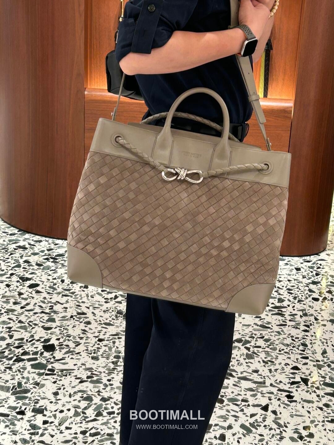 Bottega Veneta Andiamo Voyager Intrecciato Calfskin Leather Black Travel Tote Bag 보테가베네타 안디아모 보이저 인트레치아토 카프스킨 레더 블랙 트래블 토트백 20238019 43cm 3