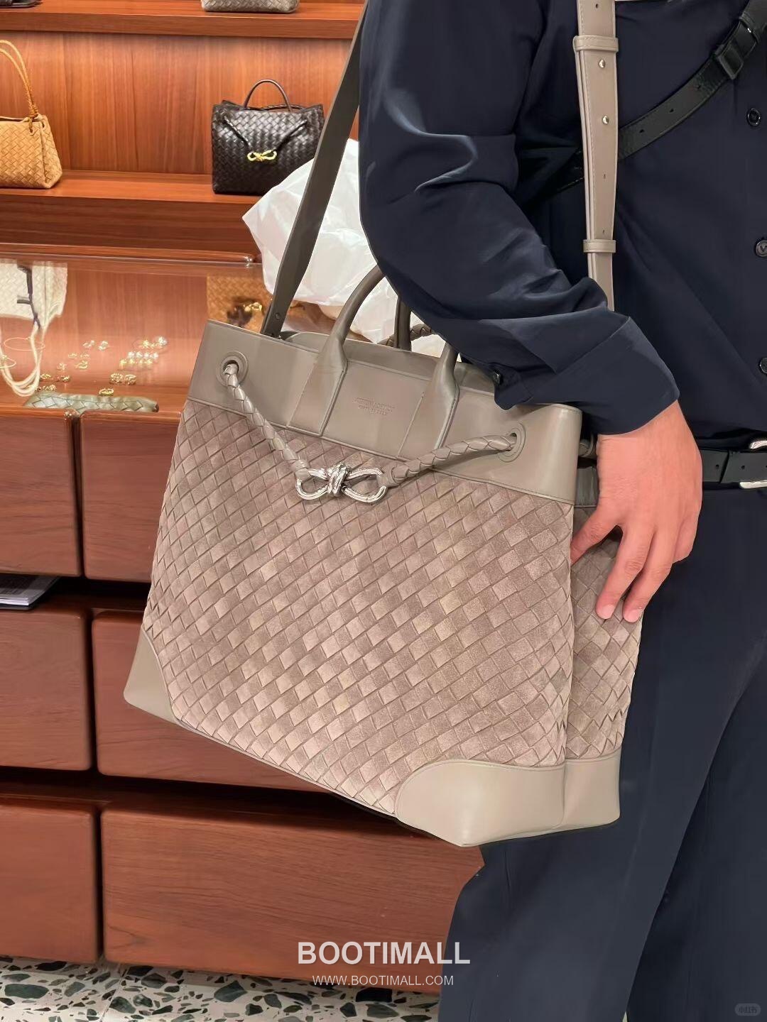 Bottega Veneta Andiamo Voyager Intrecciato Calfskin Leather Black Travel Tote Bag 보테가베네타 안디아모 보이저 인트레치아토 카프스킨 레더 블랙 트래블 토트백 20238019 43cm 6