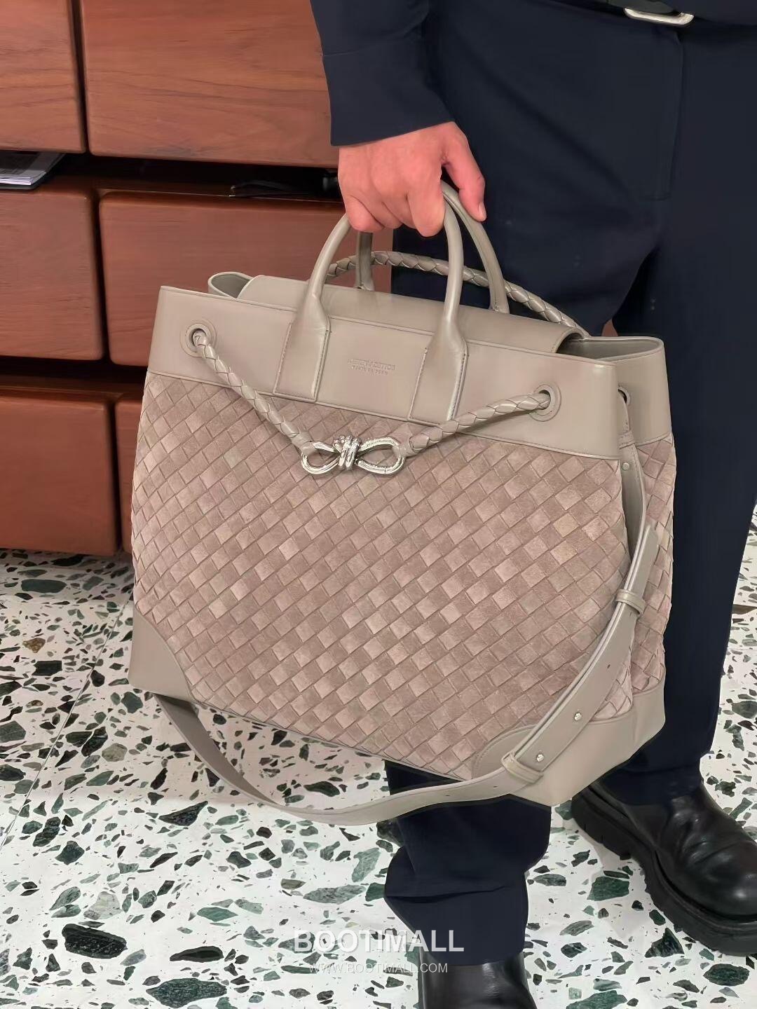Bottega Veneta Andiamo Voyager Intrecciato Calfskin Leather Black Travel Tote Bag 보테가베네타 안디아모 보이저 인트레치아토 카프스킨 레더 블랙 트래블 토트백 20238019 43cm 7