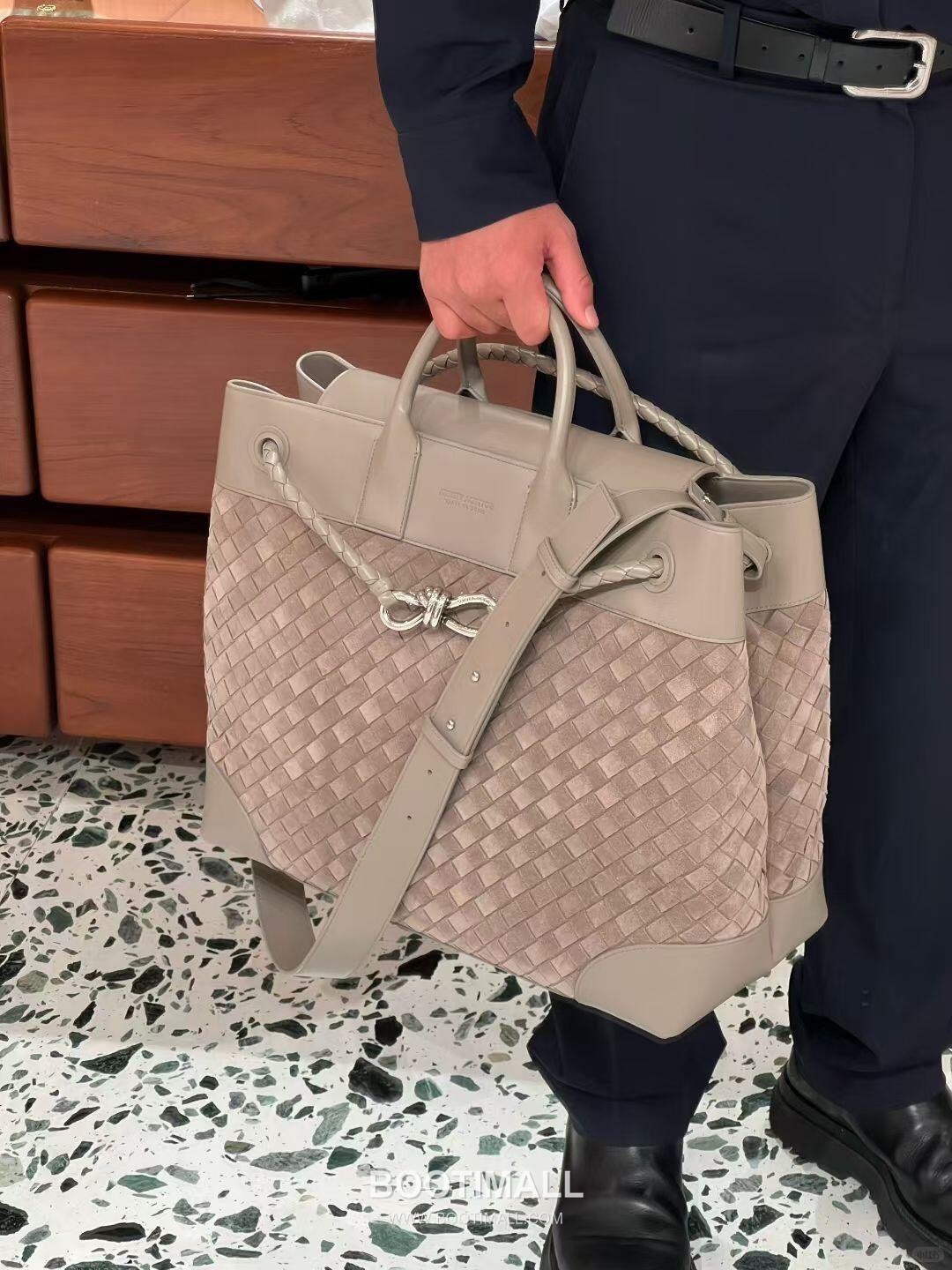 Bottega Veneta Andiamo Voyager Intrecciato Calfskin Leather Black Travel Tote Bag 보테가베네타 안디아모 보이저 인트레치아토 카프스킨 레더 블랙 트래블 토트백 20238019 43cm 8