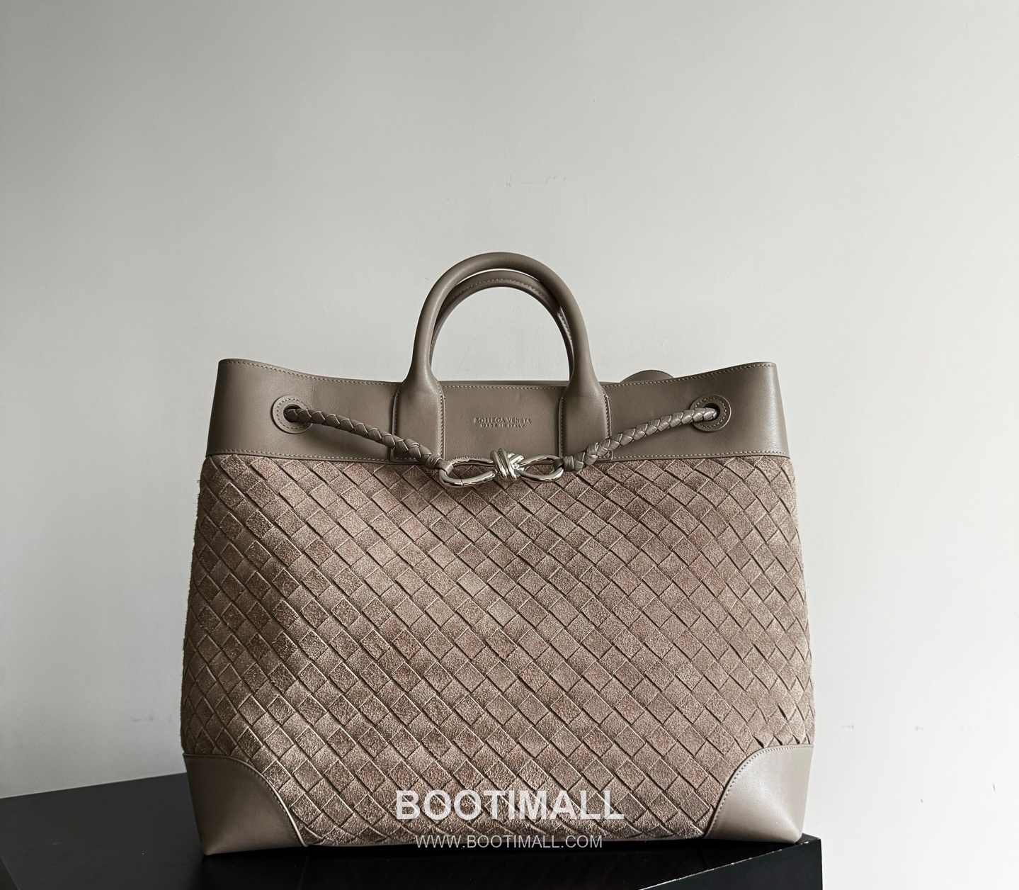 Bottega Veneta Andiamo Voyager Intrecciato Calfskin Leather Black Travel Tote Bag 보테가베네타 안디아모 보이저 인트레치아토 카프스킨 레더 블랙 트래블 토트백 20238019 43cm 13