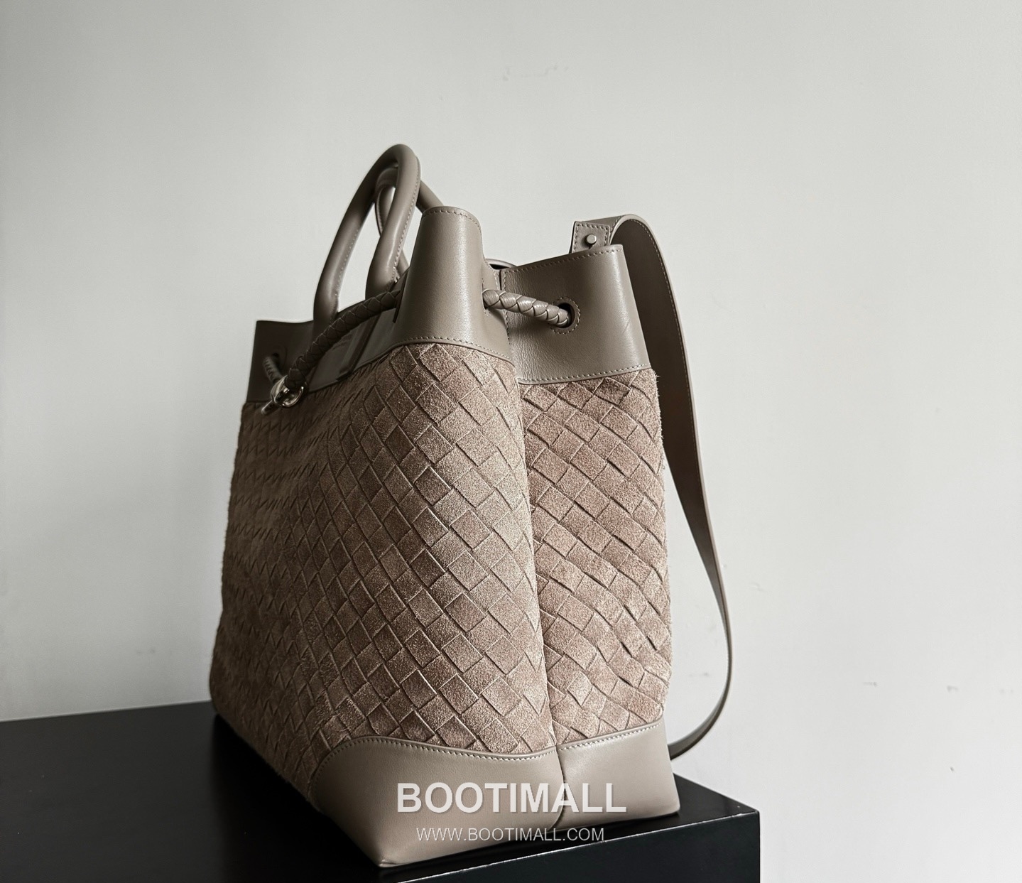 Bottega Veneta Andiamo Voyager Intrecciato Calfskin Leather Black Travel Tote Bag 보테가베네타 안디아모 보이저 인트레치아토 카프스킨 레더 블랙 트래블 토트백 20238019 43cm 14