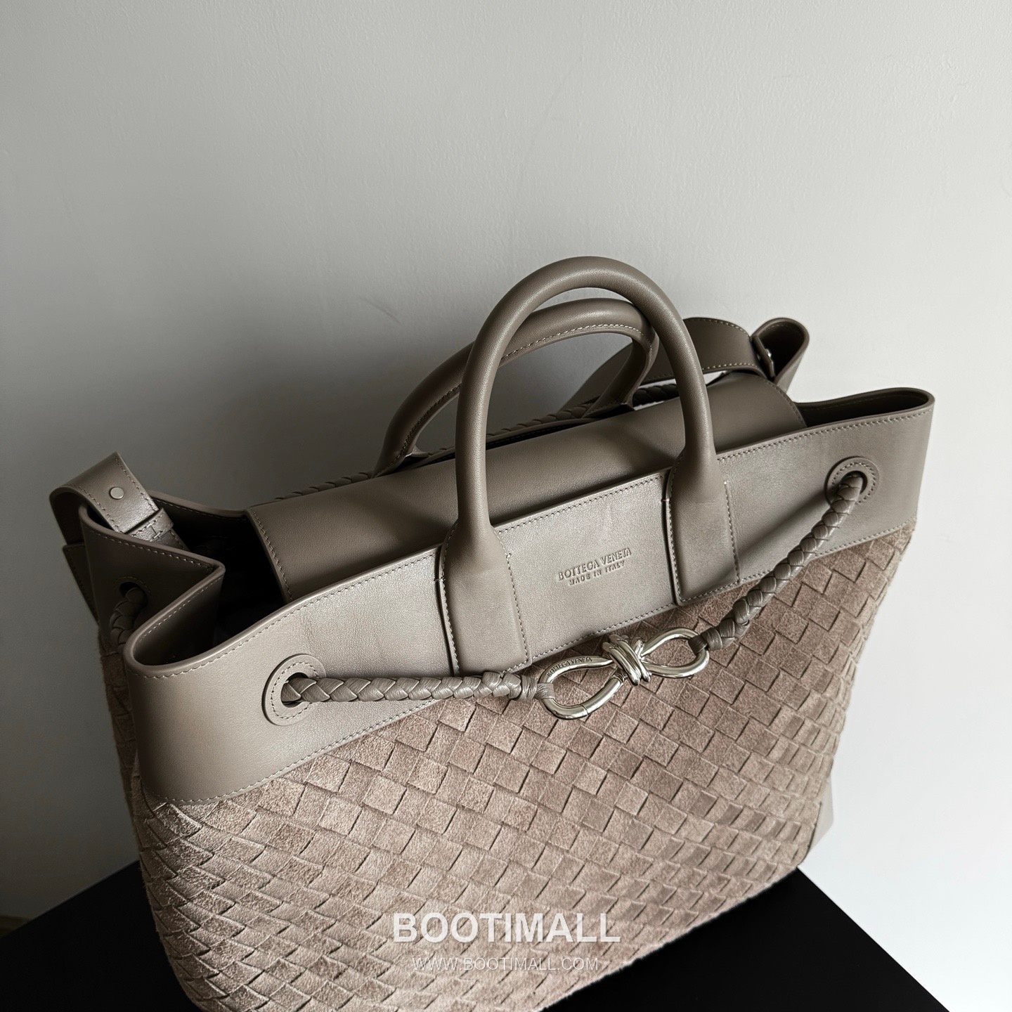Bottega Veneta Andiamo Voyager Intrecciato Calfskin Leather Black Travel Tote Bag 보테가베네타 안디아모 보이저 인트레치아토 카프스킨 레더 블랙 트래블 토트백 20238019 43cm 16