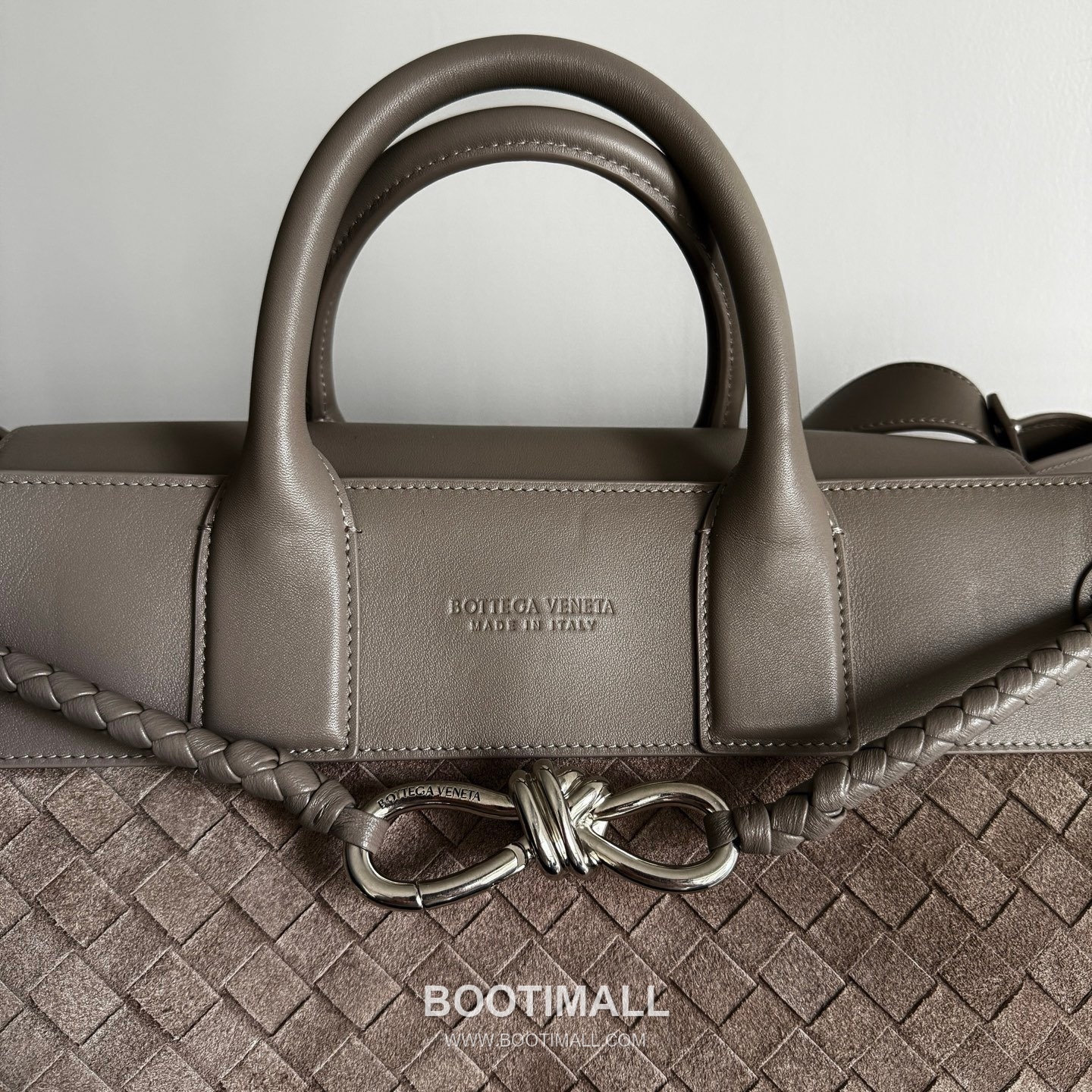 Bottega Veneta Andiamo Voyager Intrecciato Calfskin Leather Black Travel Tote Bag 보테가베네타 안디아모 보이저 인트레치아토 카프스킨 레더 블랙 트래블 토트백 20238019 43cm 17
