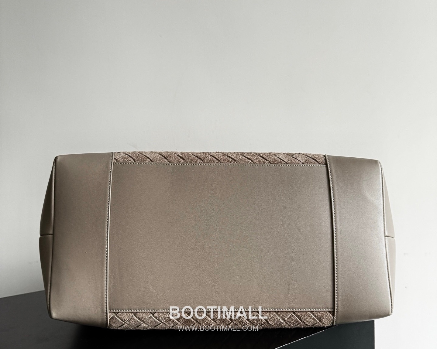 Bottega Veneta Andiamo Voyager Intrecciato Calfskin Leather Black Travel Tote Bag 보테가베네타 안디아모 보이저 인트레치아토 카프스킨 레더 블랙 트래블 토트백 20238019 43cm 18