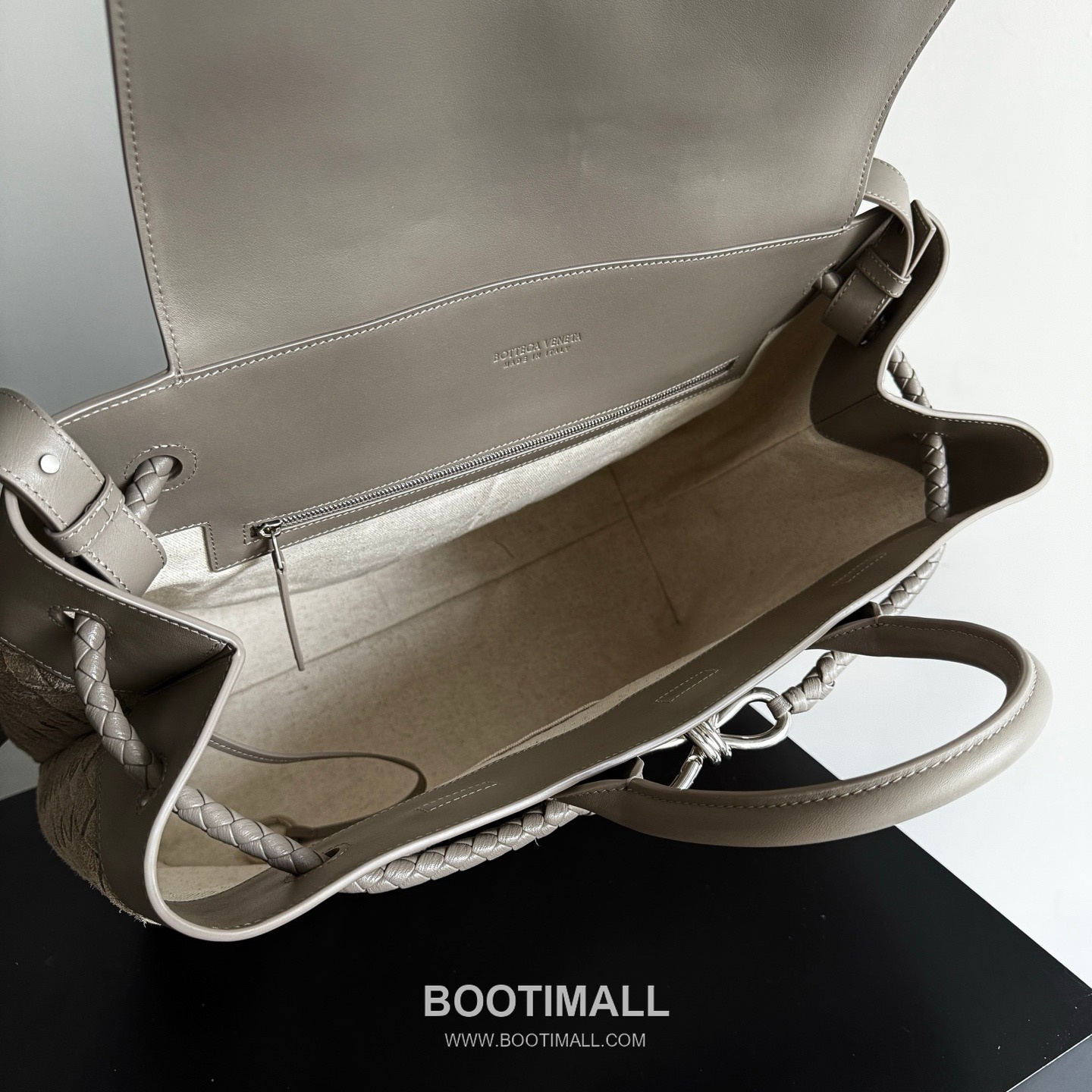 Bottega Veneta Andiamo Voyager Intrecciato Calfskin Leather Black Travel Tote Bag 보테가베네타 안디아모 보이저 인트레치아토 카프스킨 레더 블랙 트래블 토트백 20238019 43cm 19