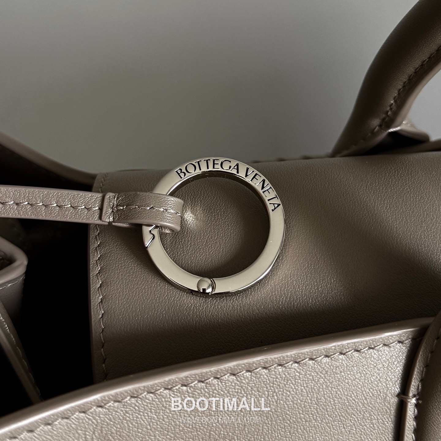 Bottega Veneta Andiamo Voyager Intrecciato Calfskin Leather Black Travel Tote Bag 보테가베네타 안디아모 보이저 인트레치아토 카프스킨 레더 블랙 트래블 토트백 20238019 43cm 20