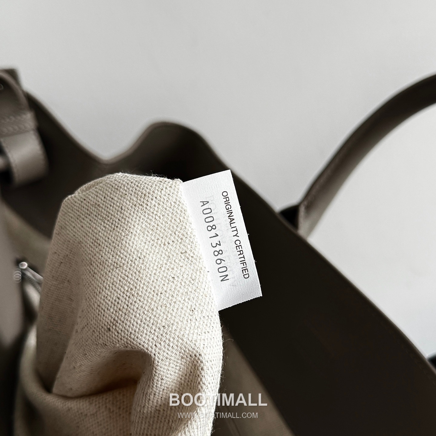 Bottega Veneta Andiamo Voyager Intrecciato Calfskin Leather Black Travel Tote Bag 보테가베네타 안디아모 보이저 인트레치아토 카프스킨 레더 블랙 트래블 토트백 20238019 43cm 21