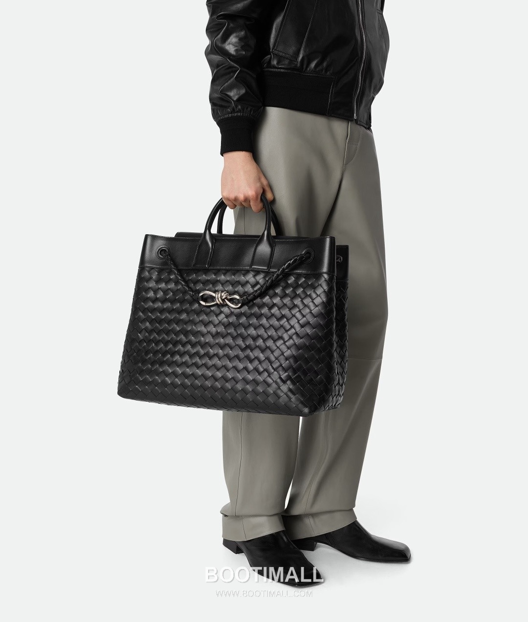 Bottega Veneta Andiamo Voyager Intrecciato Calfskin Leather Black Travel Tote Bag 보테가베네타 안디아모 보이저 인트레치아토 카프스킨 레더 블랙 트래블 토트백 20192380 43cm 3